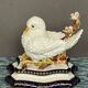 Sèvres, figurine de colombe sur une branche fleurie.