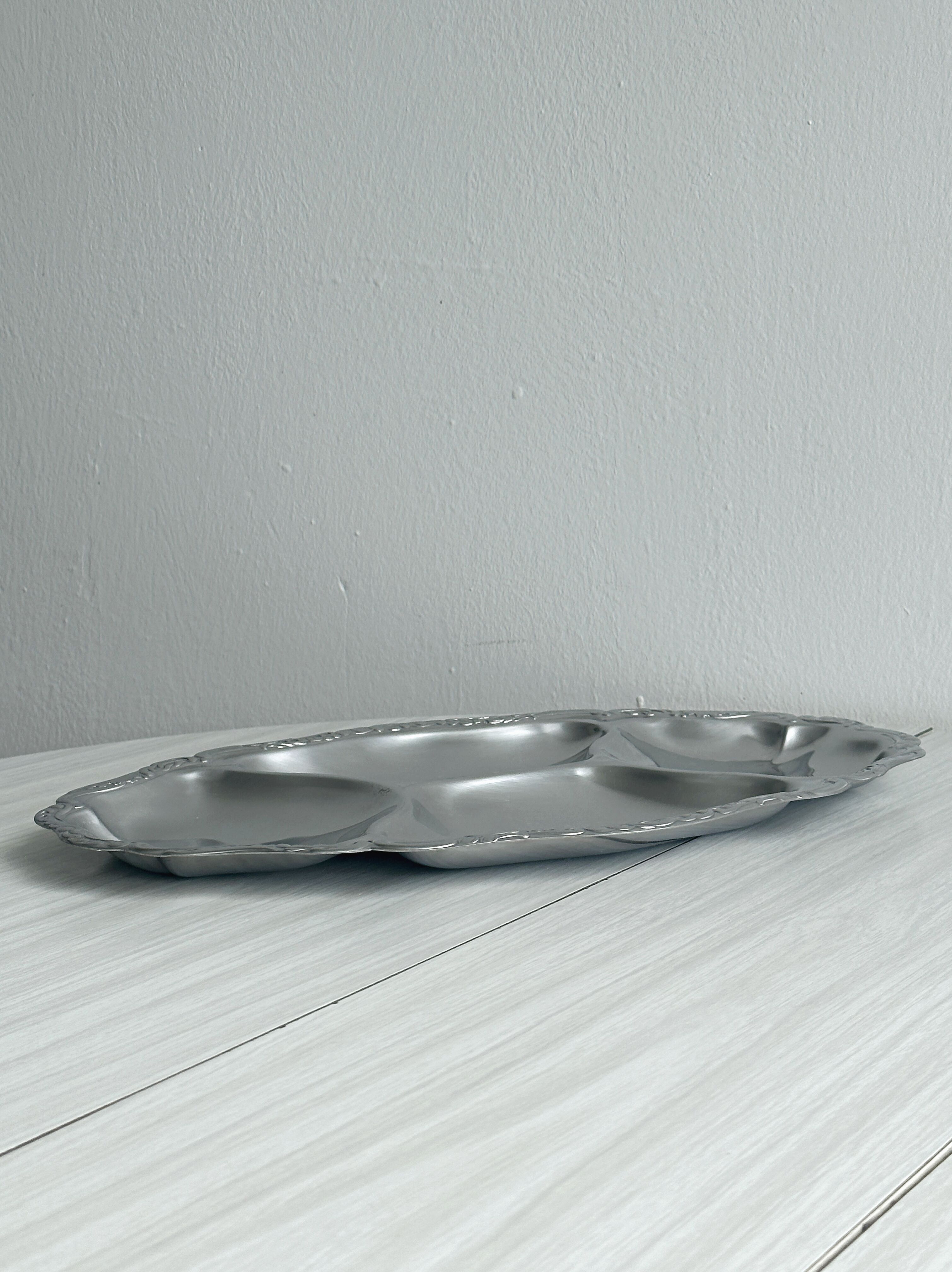 Serving dish with 4 compartments