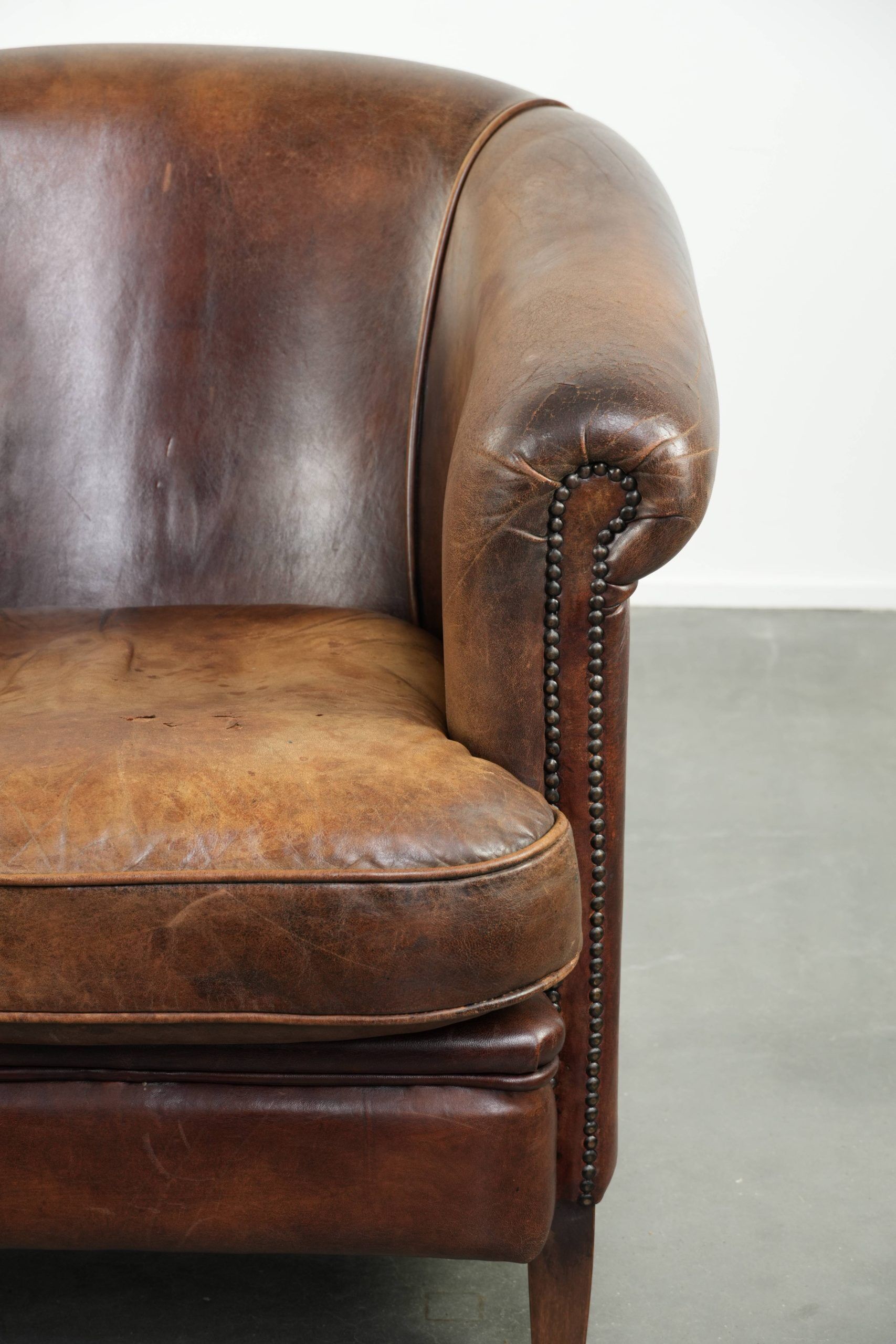 Fauteuil club en cuir de mouton vintage