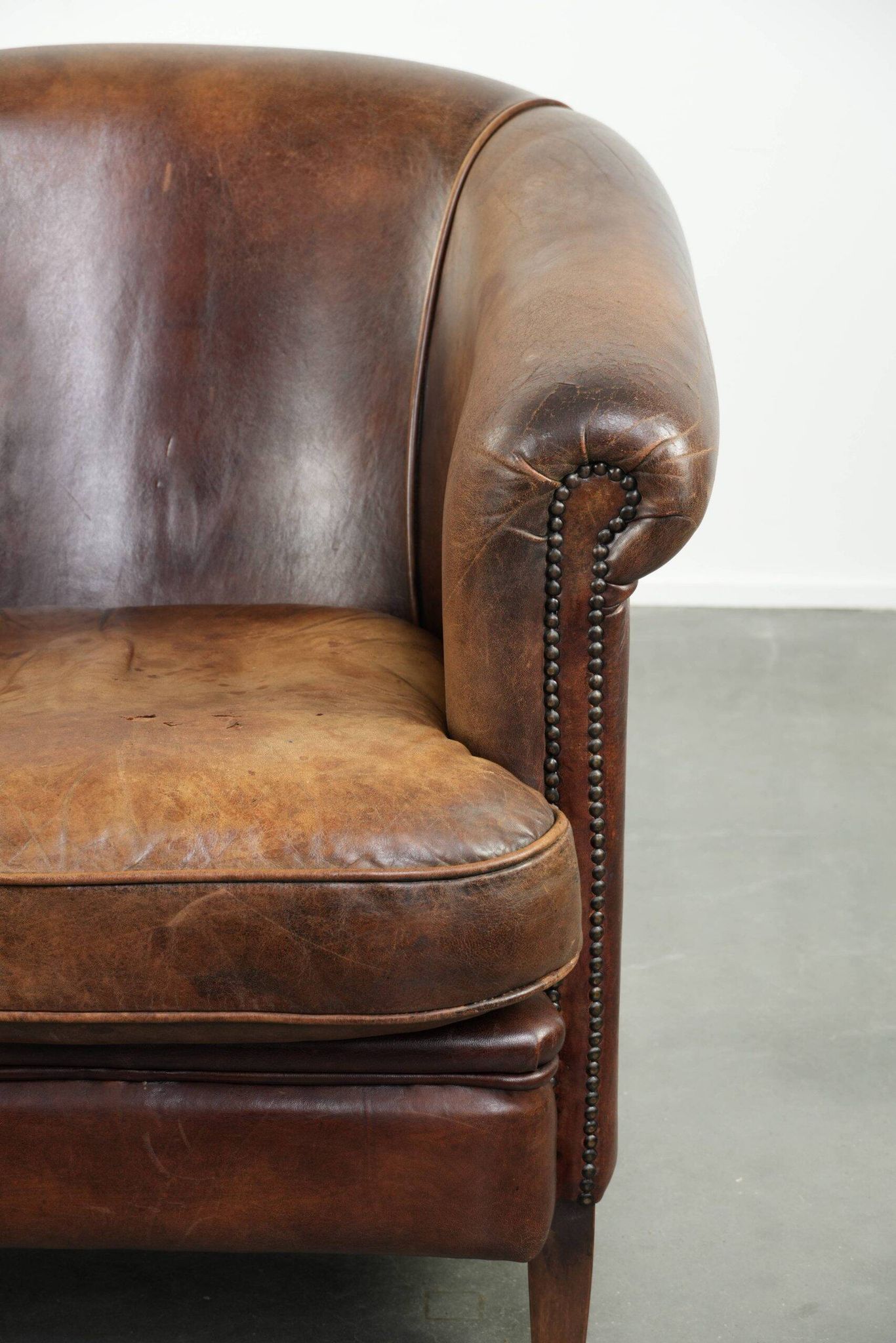 Fauteuil club en cuir de mouton vintage