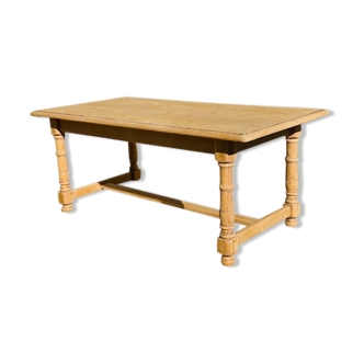 Stretchable stripped farmhouse table