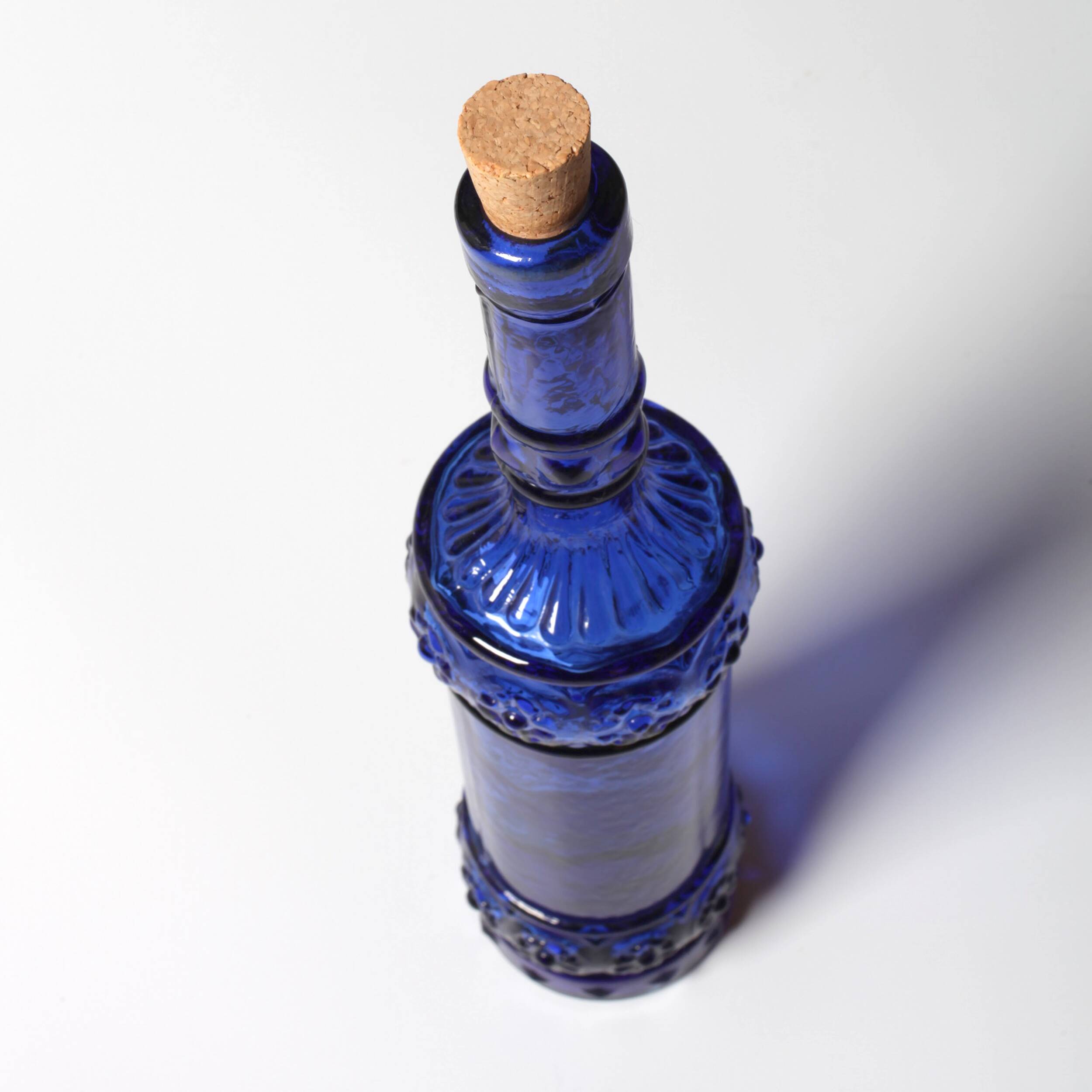 Bouteille décorative en verre bleu cobalt avec bouchon en liège / Espagne / Années 1990