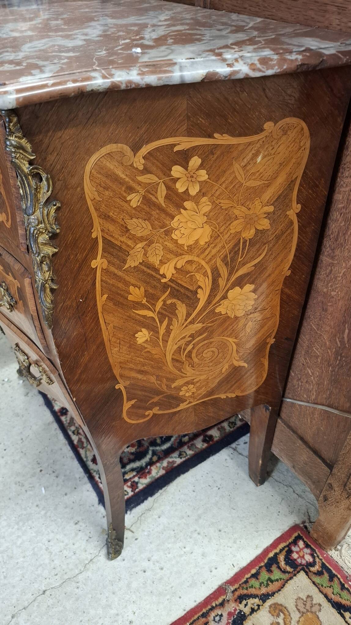 Commode de style Louis XV en marqueterie