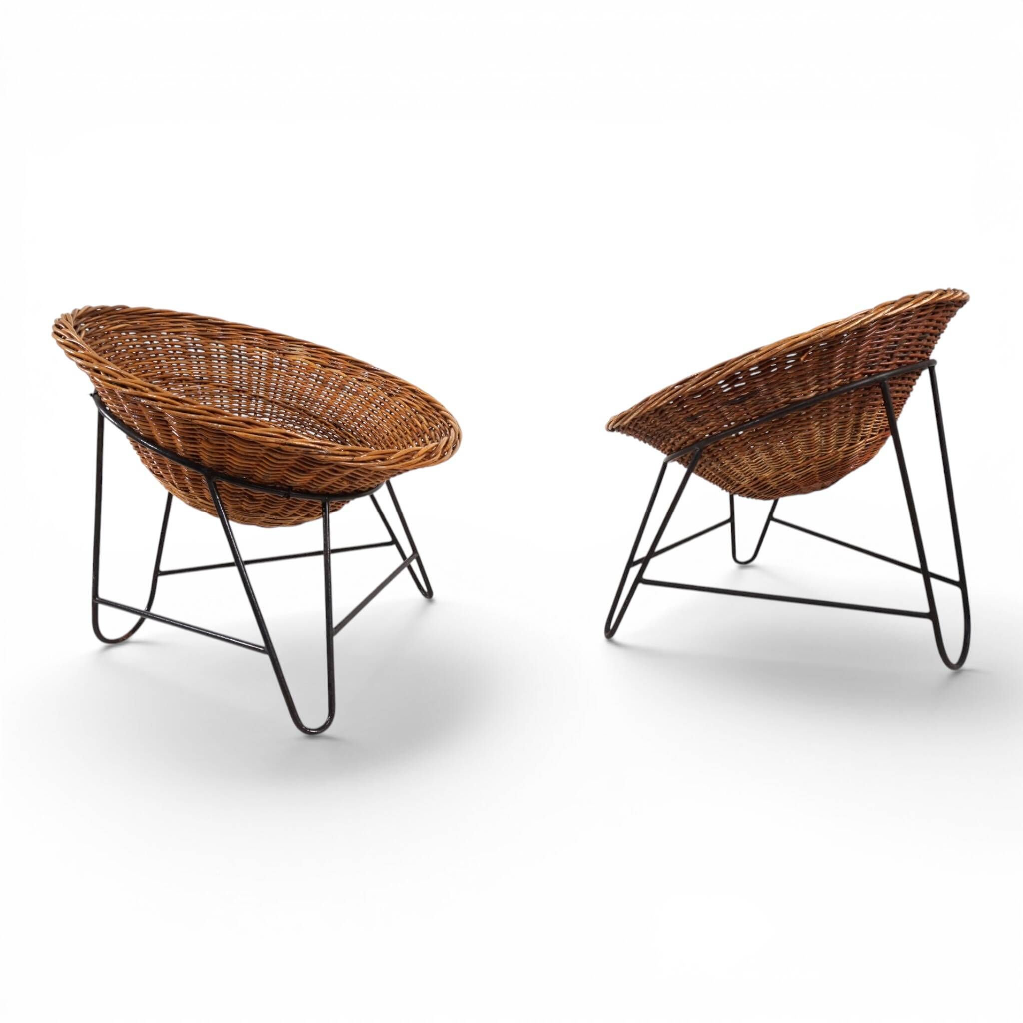 Pod Chairs – Pair of Rattan/Wicker Lounge Chairs on Metal Frame, 1970