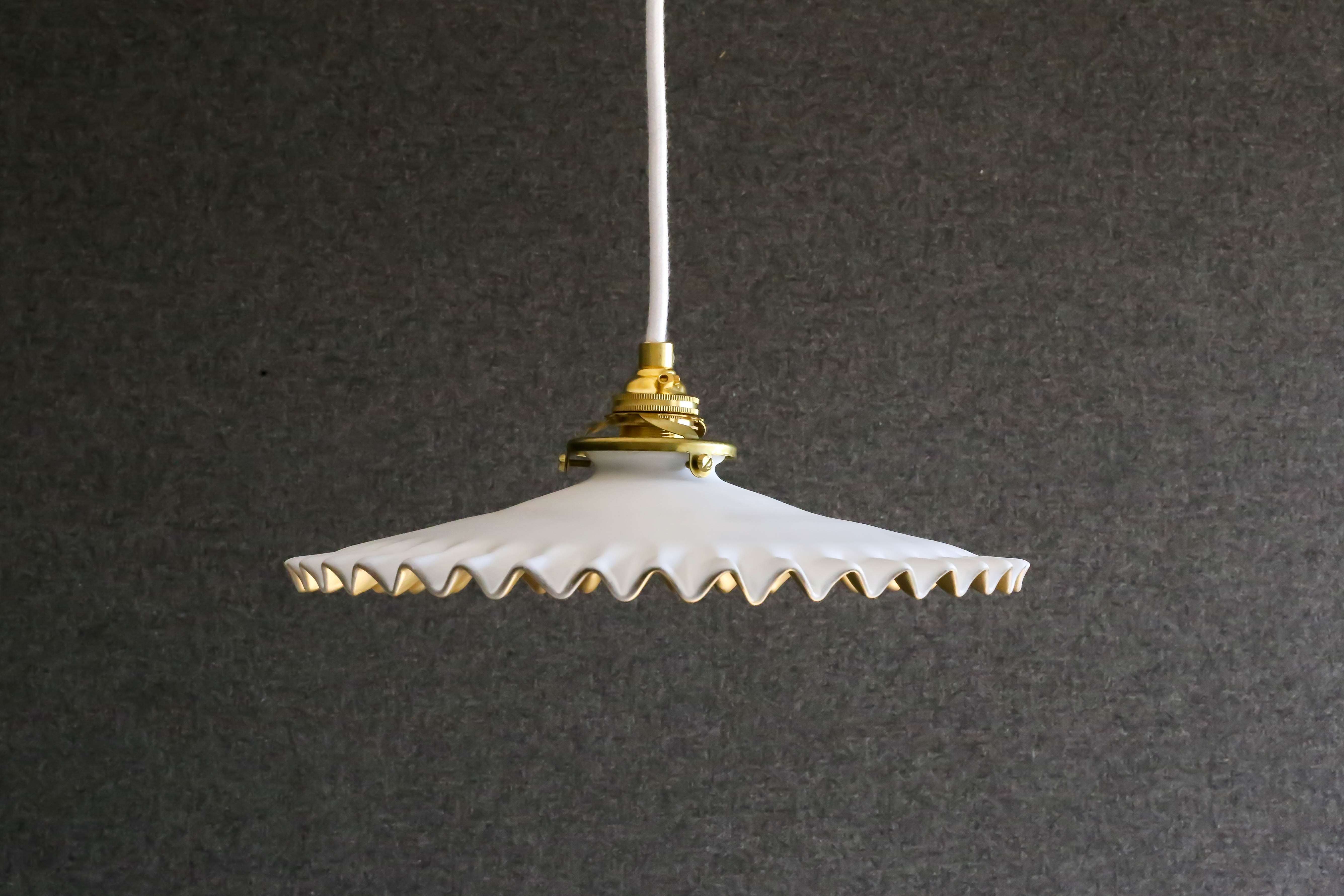 Antique suspension lamp in white and gold painted opaline delivered with cable, socket and brass claw
