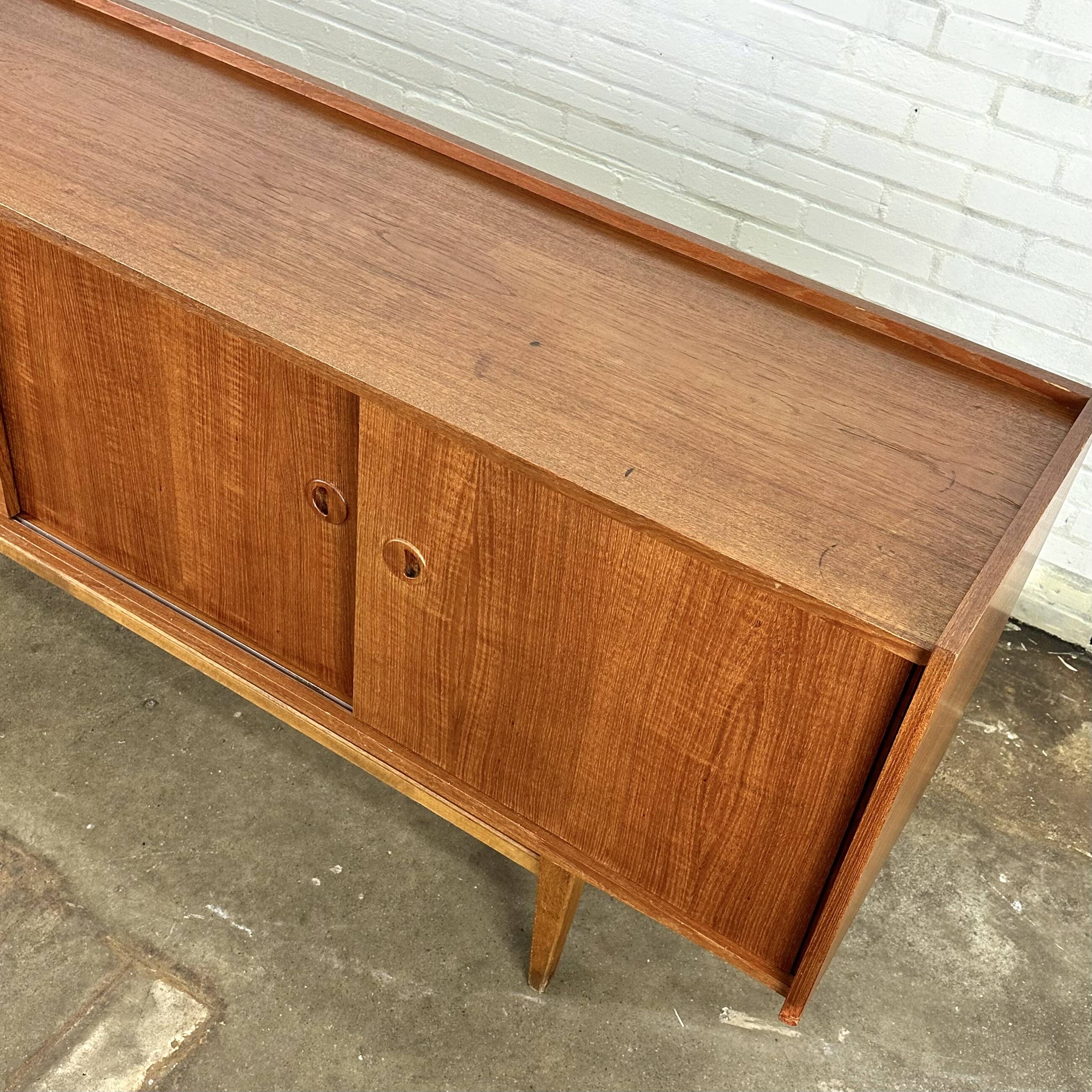 Buffet vintage du milieu du siècle