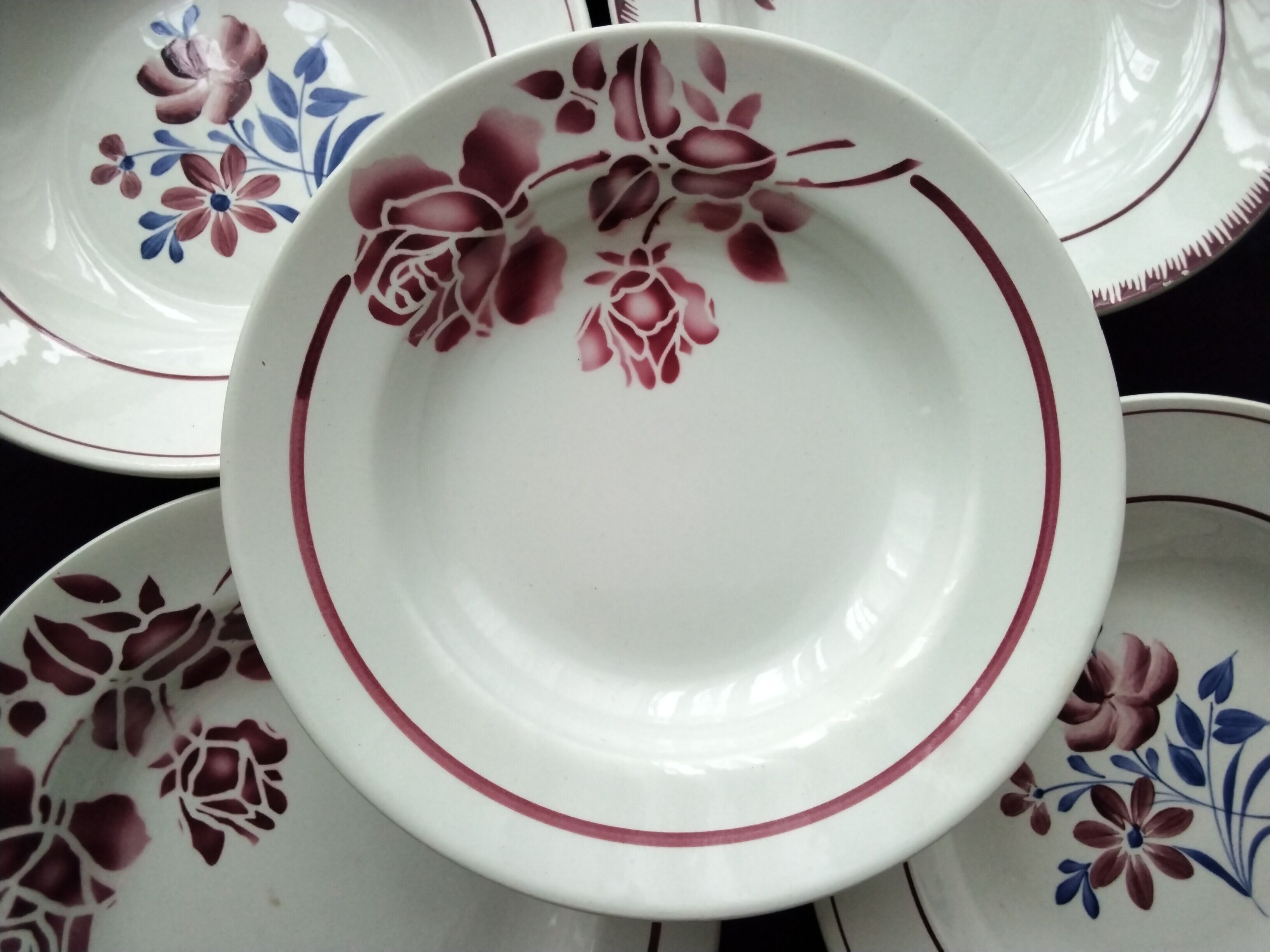 Set de 5 assiettes creuses dépareillées en faience de Saint Amand et Moulin des Loup