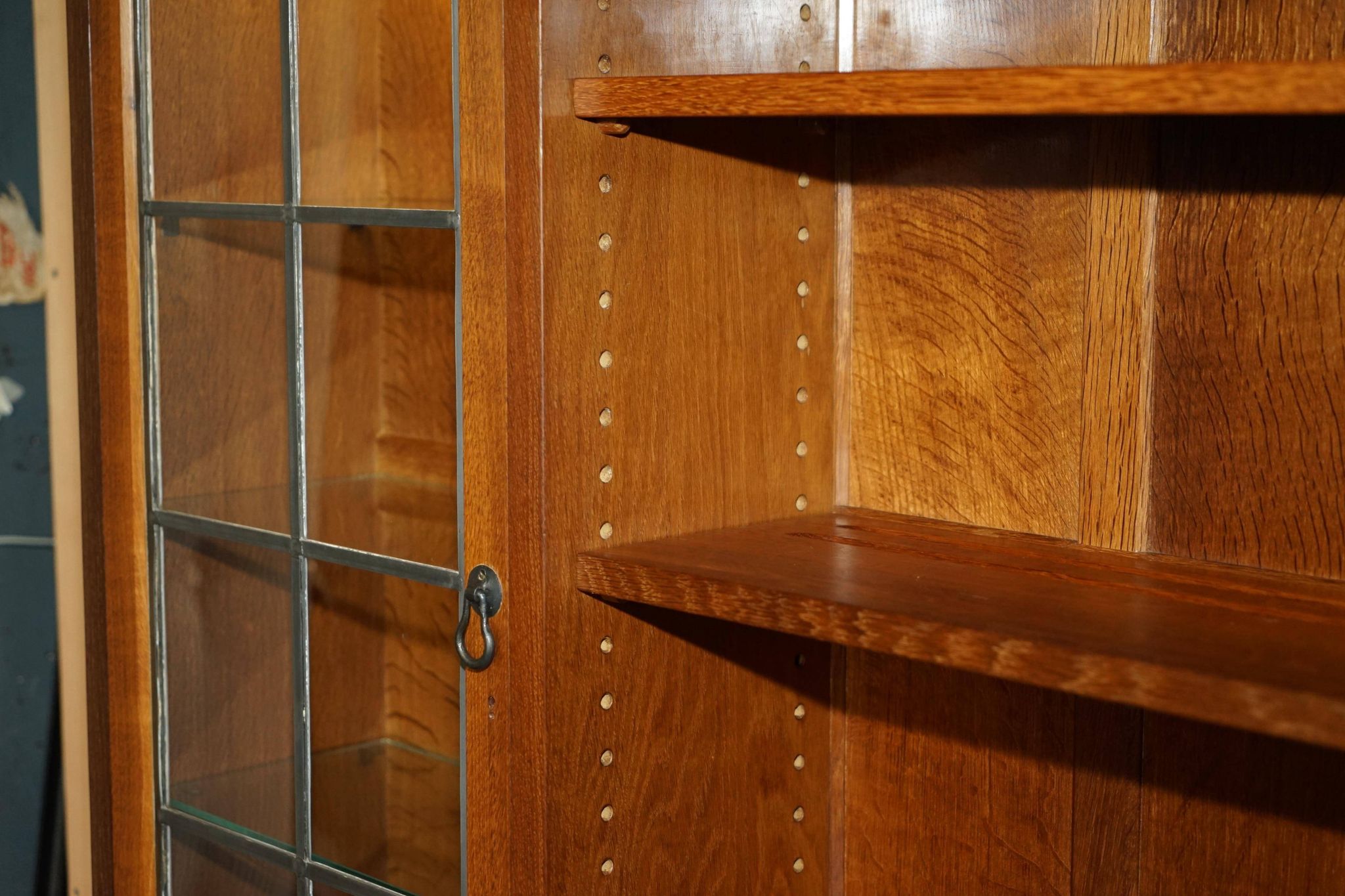 Buffet vitrine vintage Robert Mouseman Thompson en chêne avec étagères et éclairage