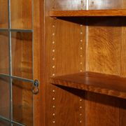 Buffet vitrine vintage Robert Mouseman Thompson en chêne avec étagères et éclairage