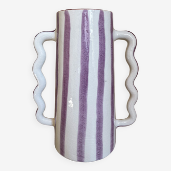Vase en céramique rayé lilas et blanc aux anses ondulées abstrait fait-main