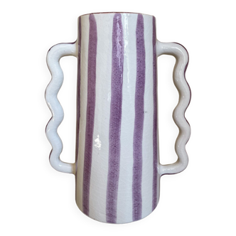 Vase en céramique rayé lilas et blanc aux anses ondulées abstrait fait-main