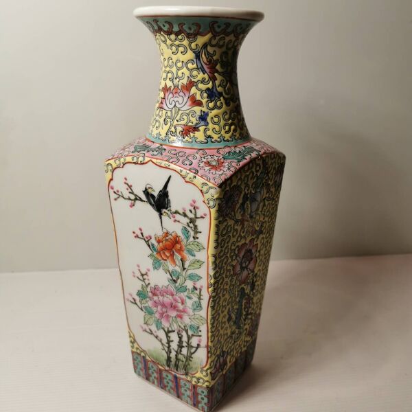 Vase quadrangulaire chinois ancien signé
