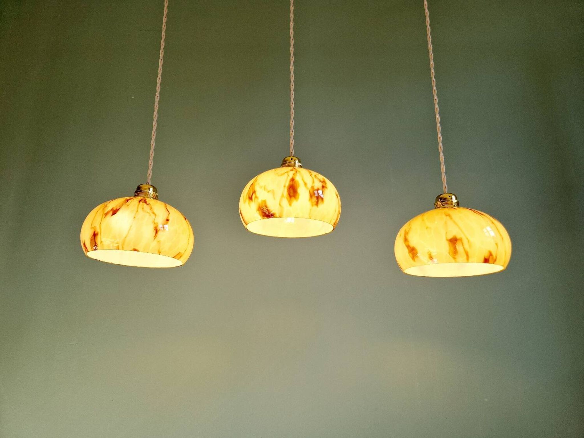 Trio of Art Deco pendant lights in marbled opaline glass, 1920s-30s