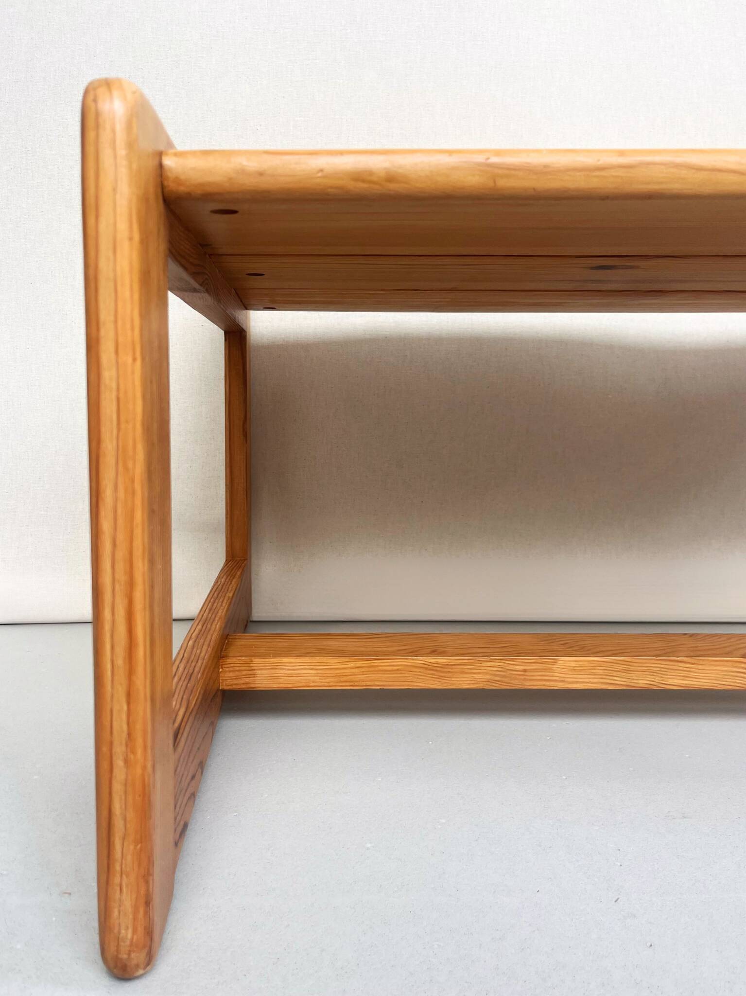 table basse en pin brutaliste