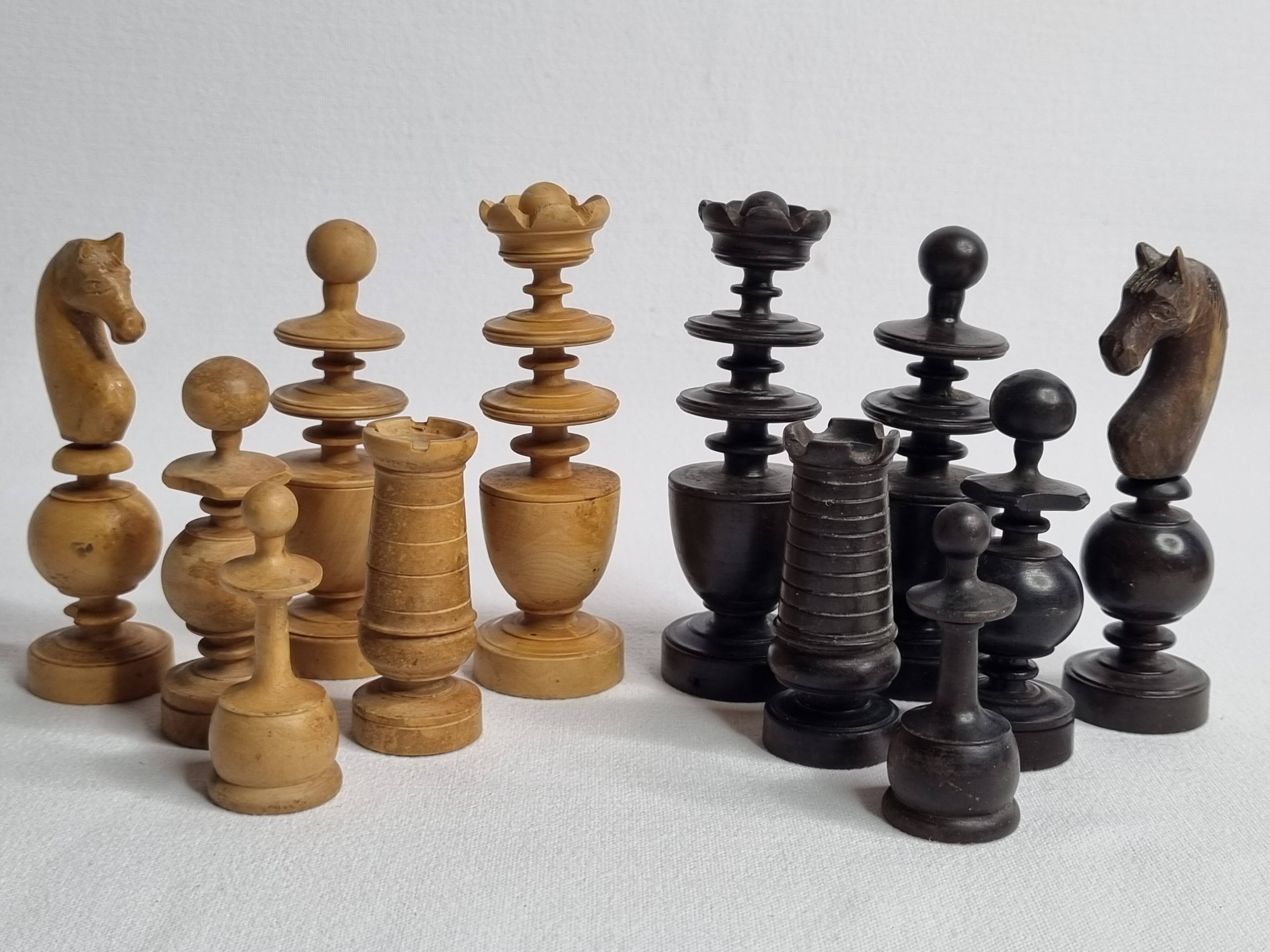 Vintage chess set, late 19th - early 20th century, in carved turned wood, 9 cm