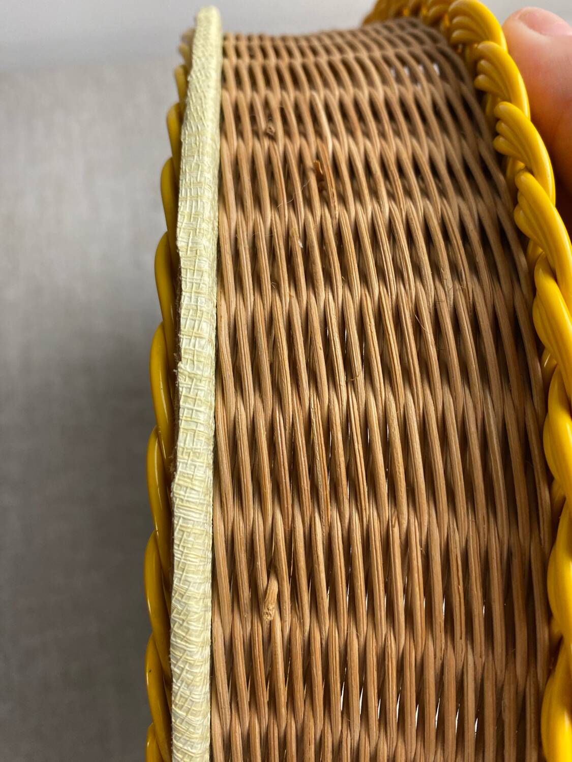 Scoubidou and rattan basket