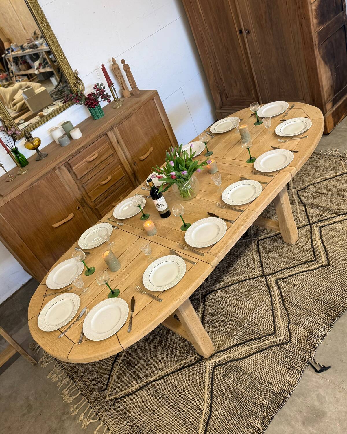 Extendable farmhouse table in solid oak