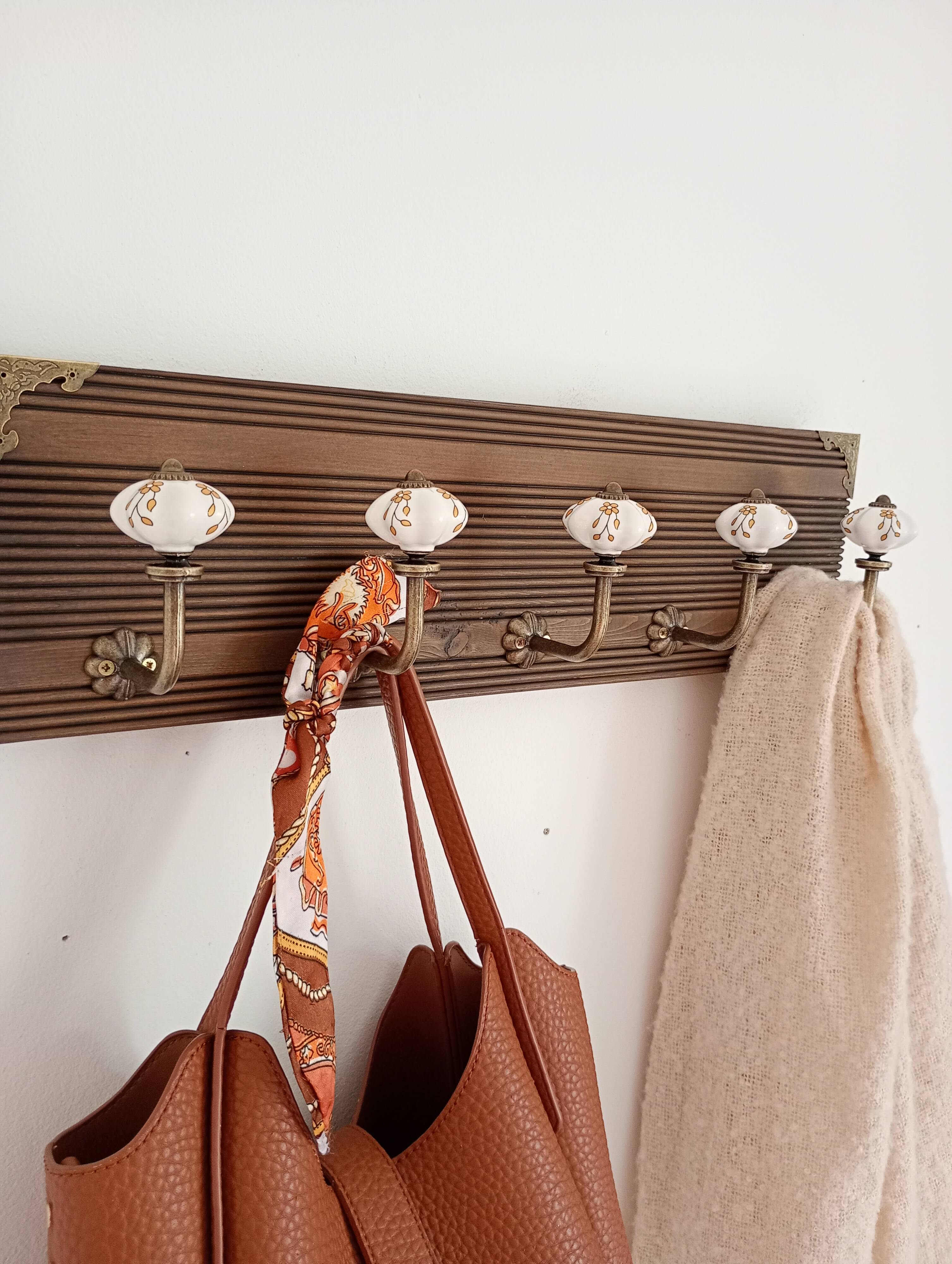 Wall coat rack 50 cm – 5 metal and ceramic hooks – Stained wood