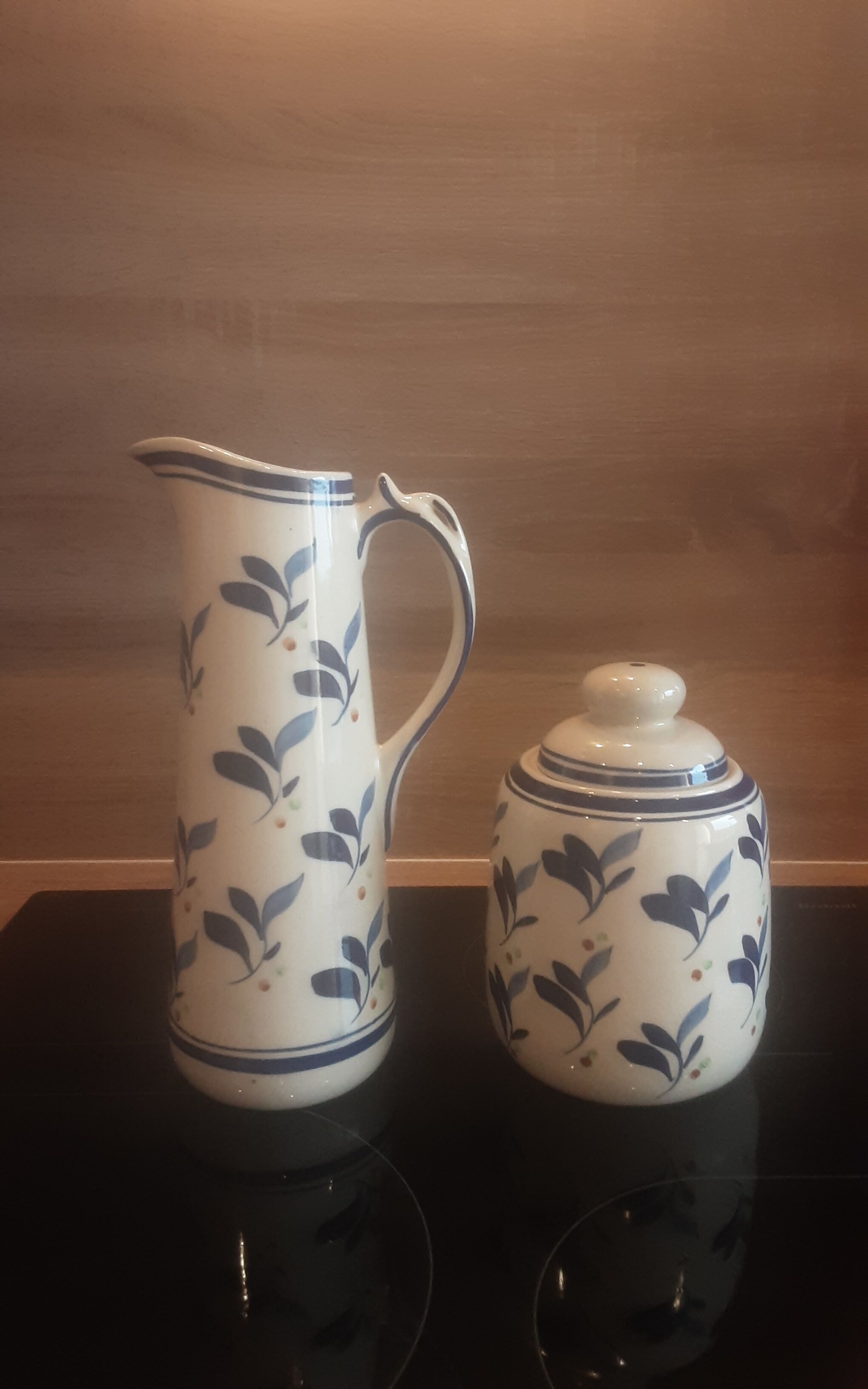 Lot decanter and cracked earthenware pot