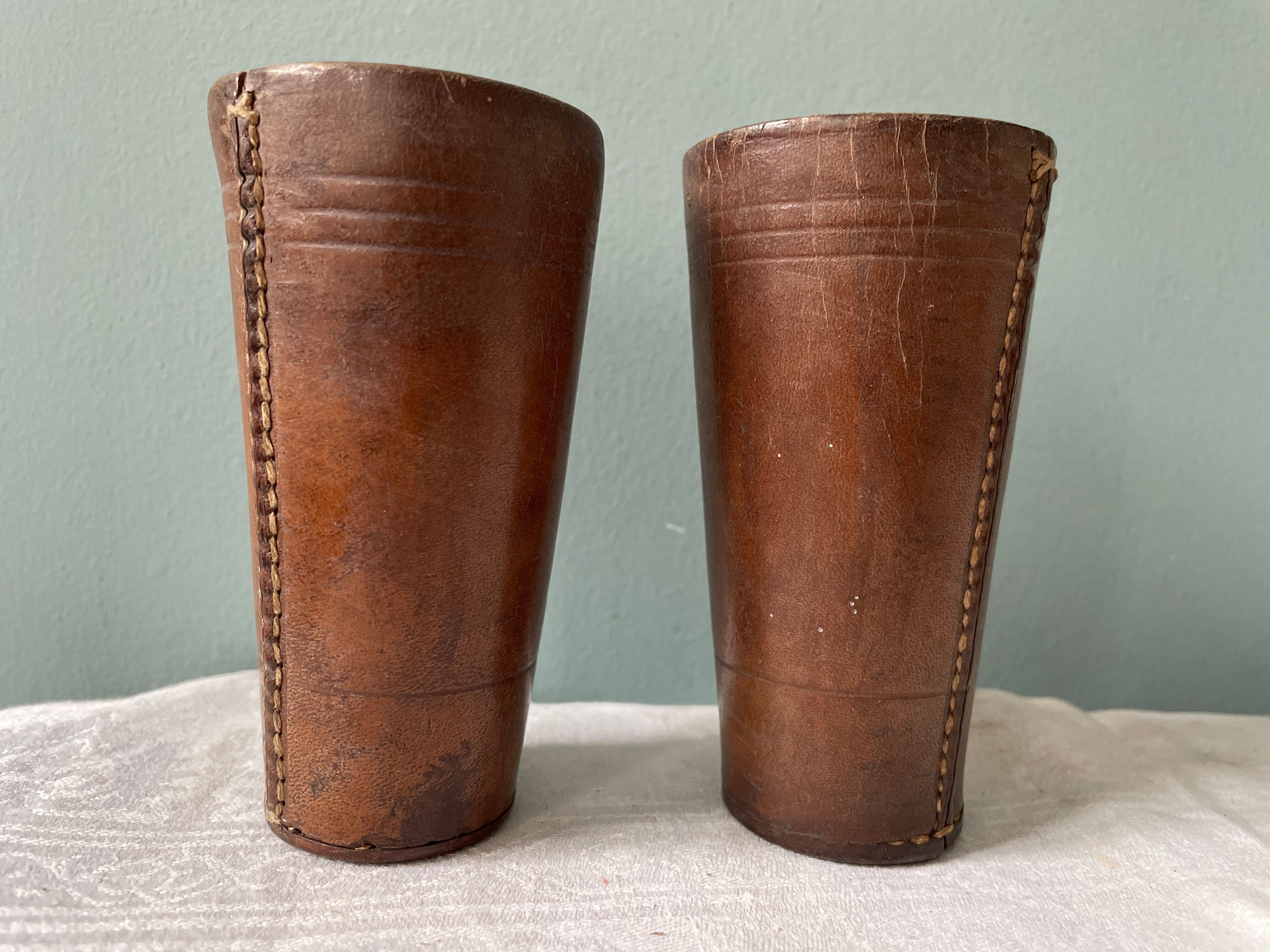 Paire de gobelets à dés en cuir, début XXème