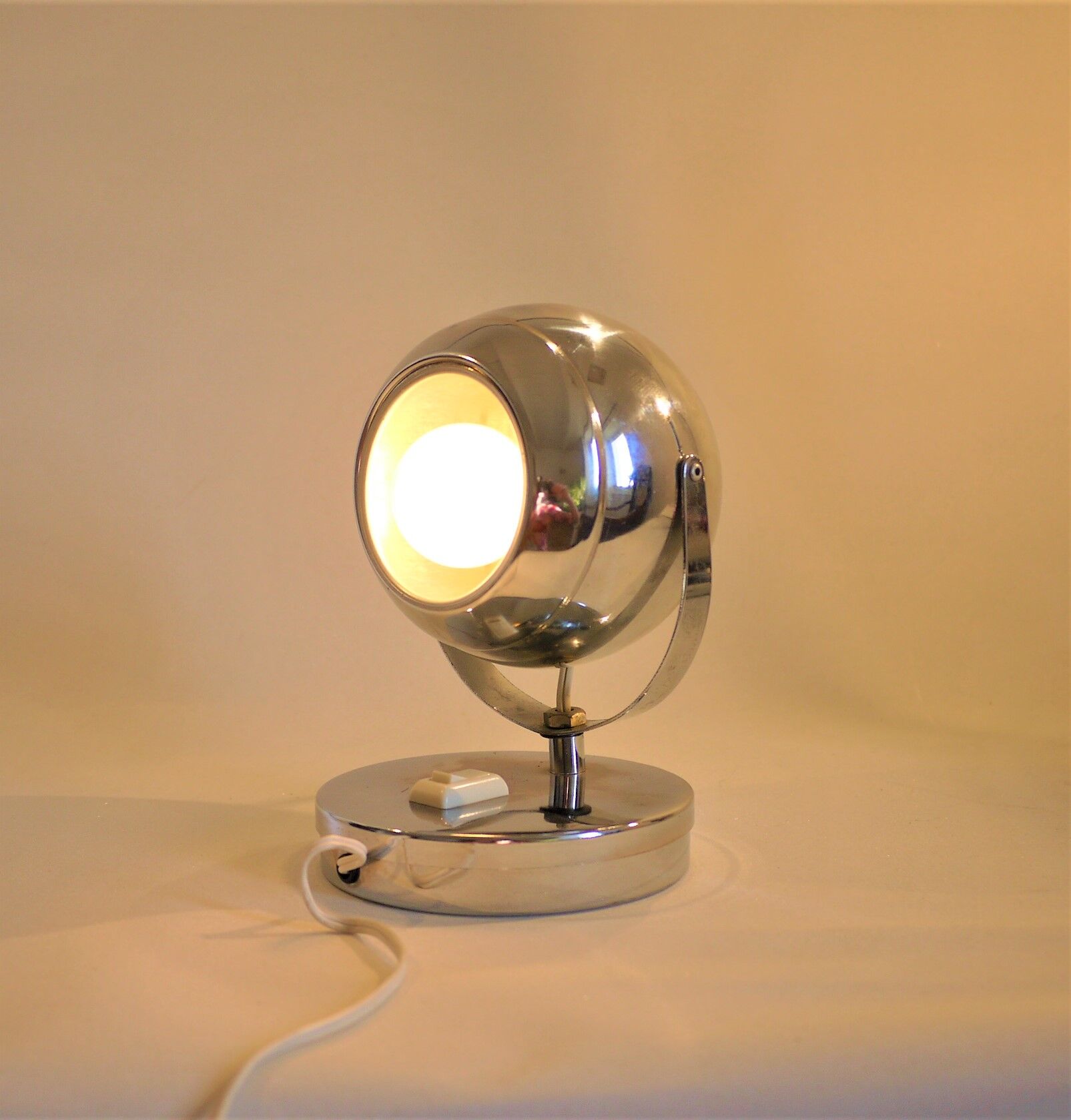 Chrome eyeball lamp