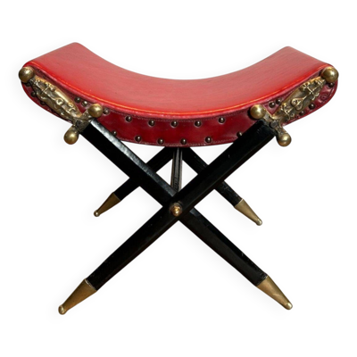 Tabouret curule de style néoclassique en cuir rouge et décoré d'épées croisées en bronze et métal gainé de cuir noir