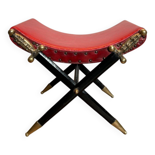 Tabouret curule de style néoclassique en cuir rouge et décoré d'épées croisées en bronze et métal gainé de cuir noir