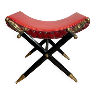 Neoclassical curule stool in red leather, decorated with crossed swords in bronze and metal covered in black leather.