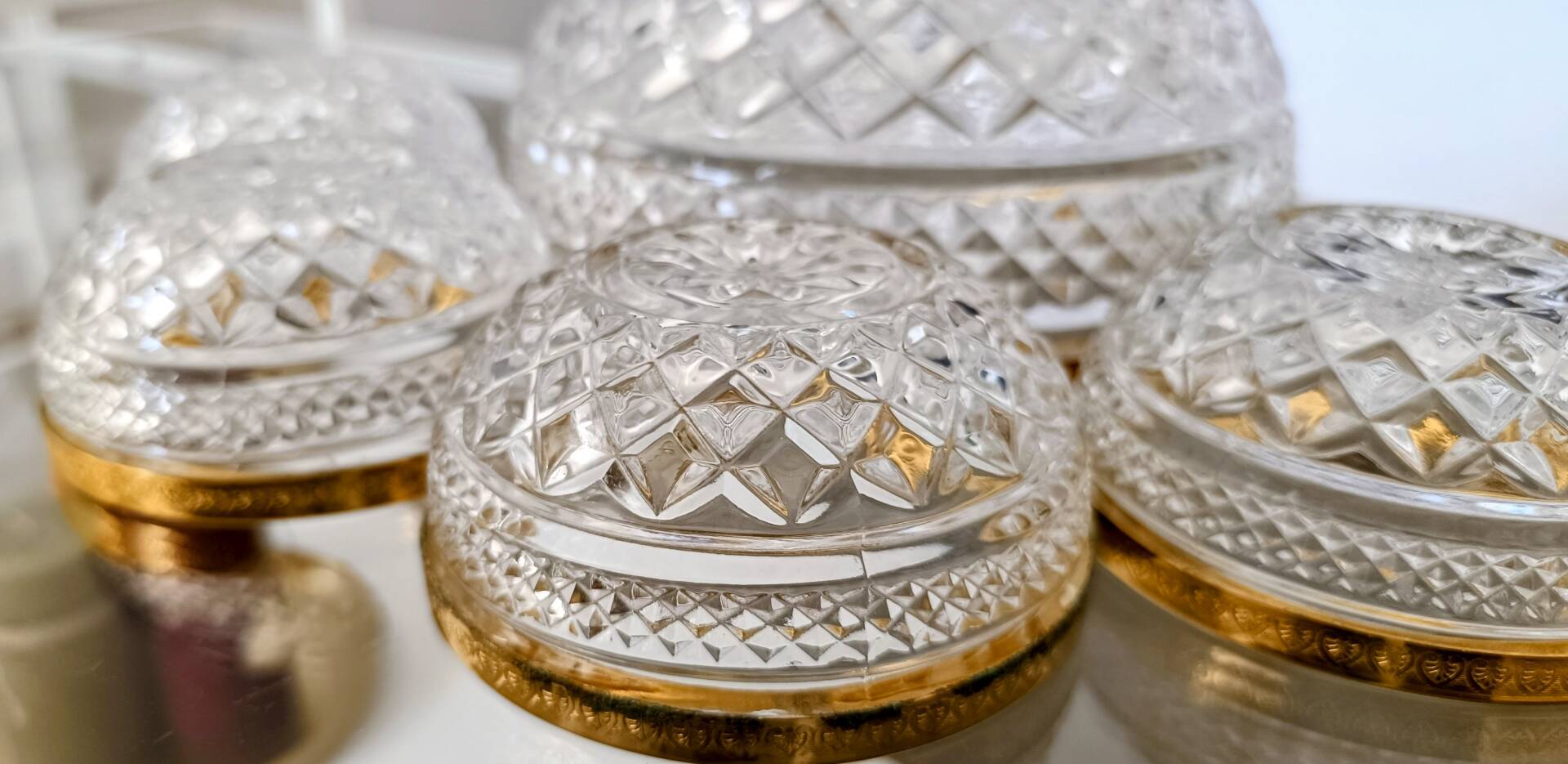 Salad bowl and diamond-shaped bowls in brass.
