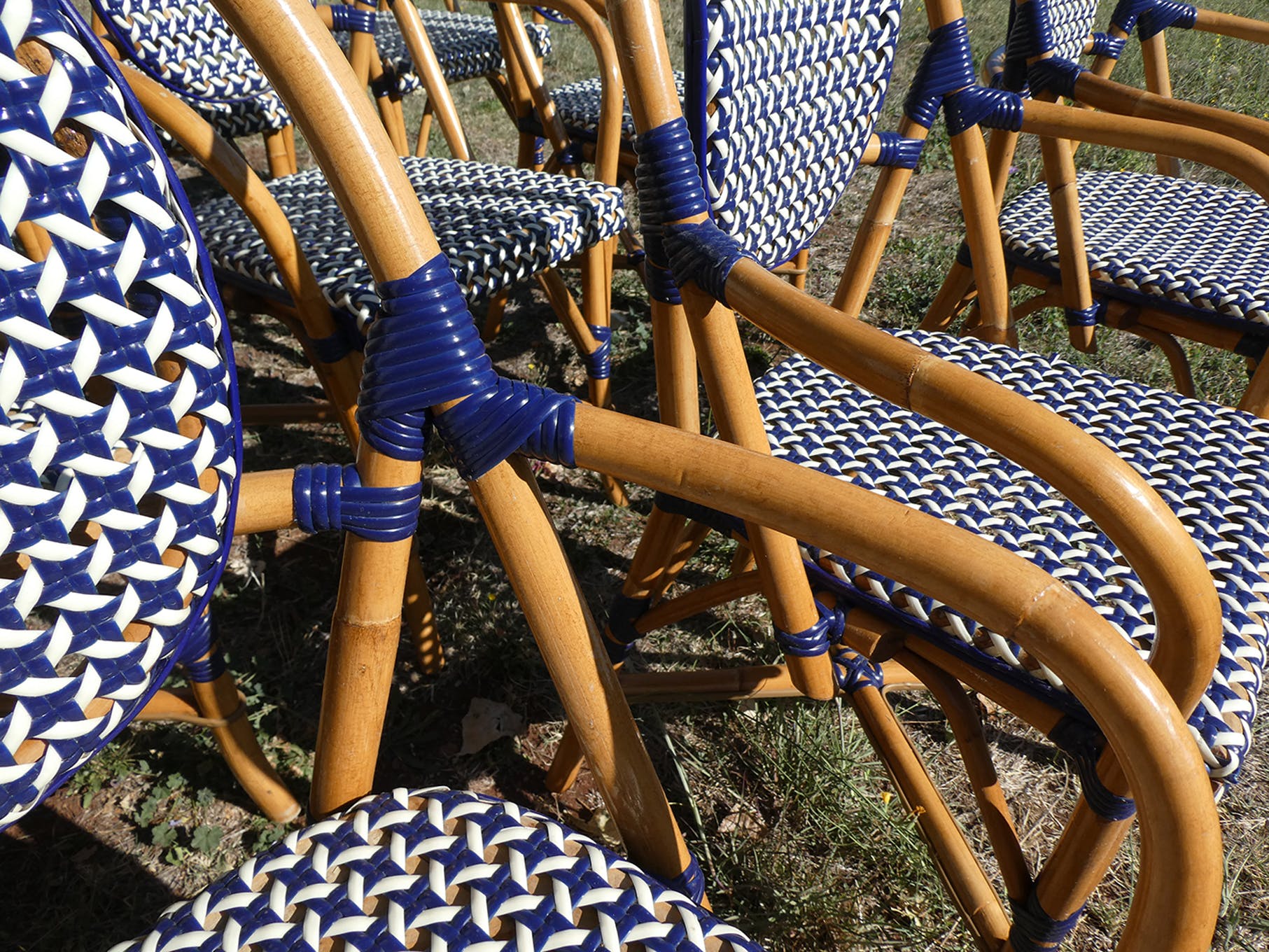 Lot de 5 fauteuils bistrot de terrasse type "parisienne" blanc et bleu