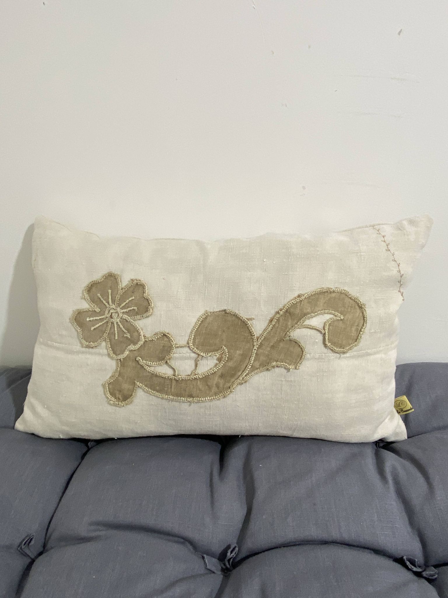 Coussin en toile ancienne avec ornement
