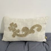 Coussin en toile ancienne avec ornement