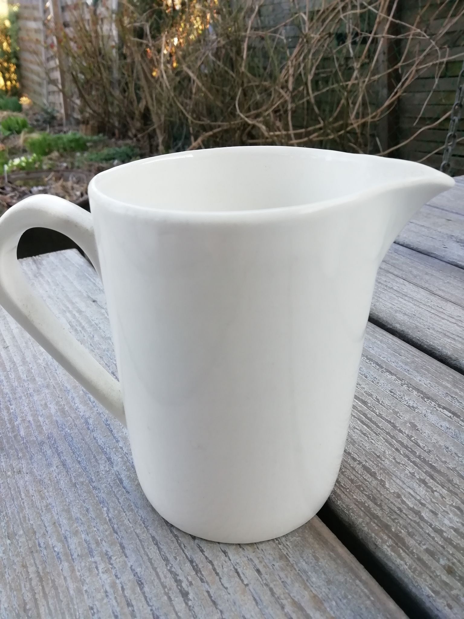 Lot de pichets blancs en porcelaine