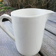 Lot de pichets blancs en porcelaine