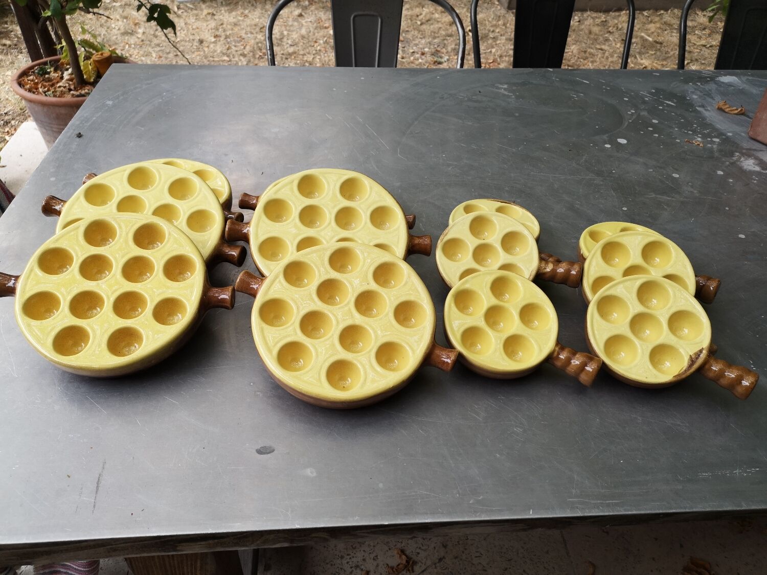 Porcelain snail pans