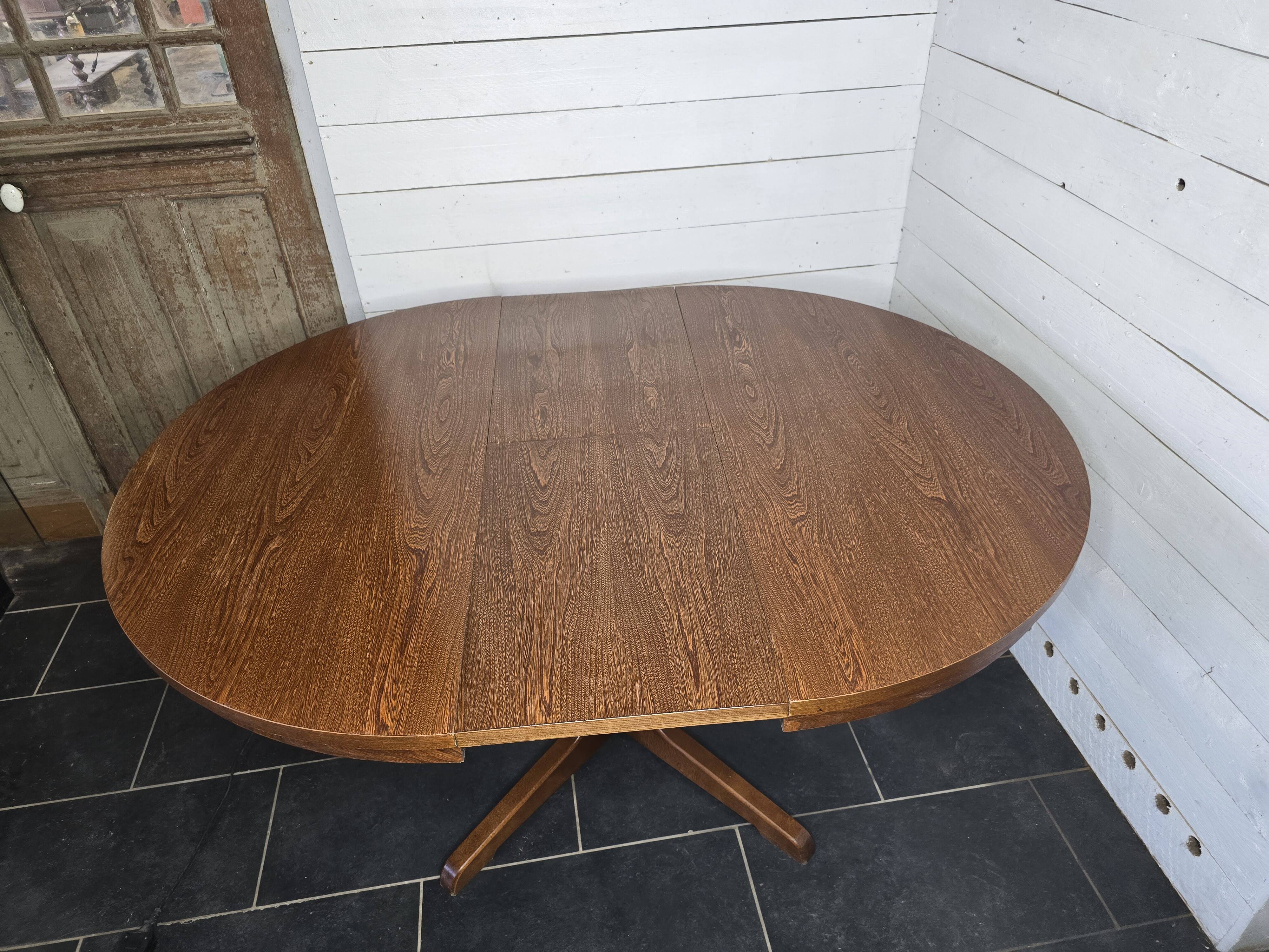 Vintage extendable round table from the 60s