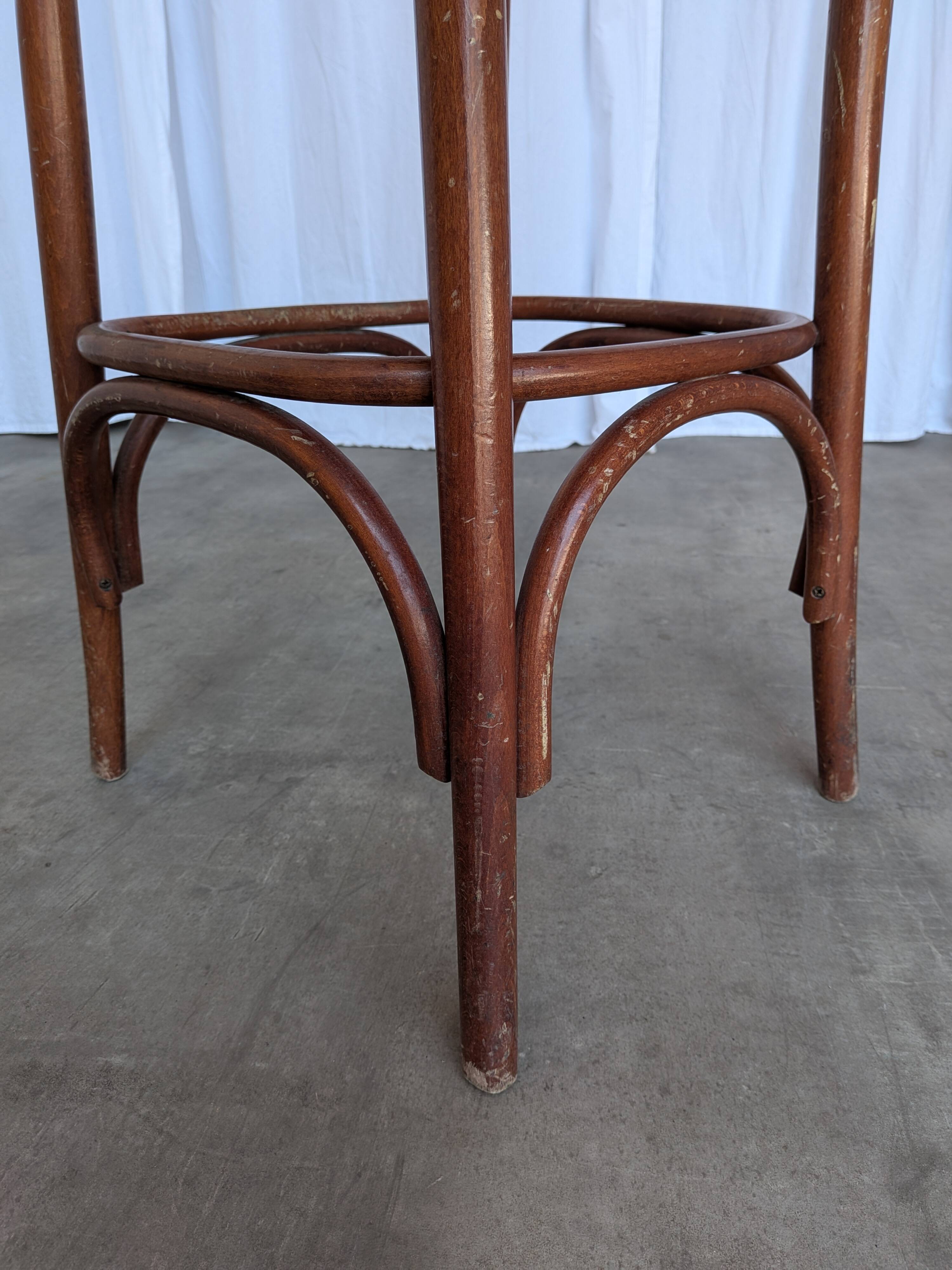 Fauteuil de bar de style Thonet Irish Pub / Siège en simili cuir rouge, milieu du siècle