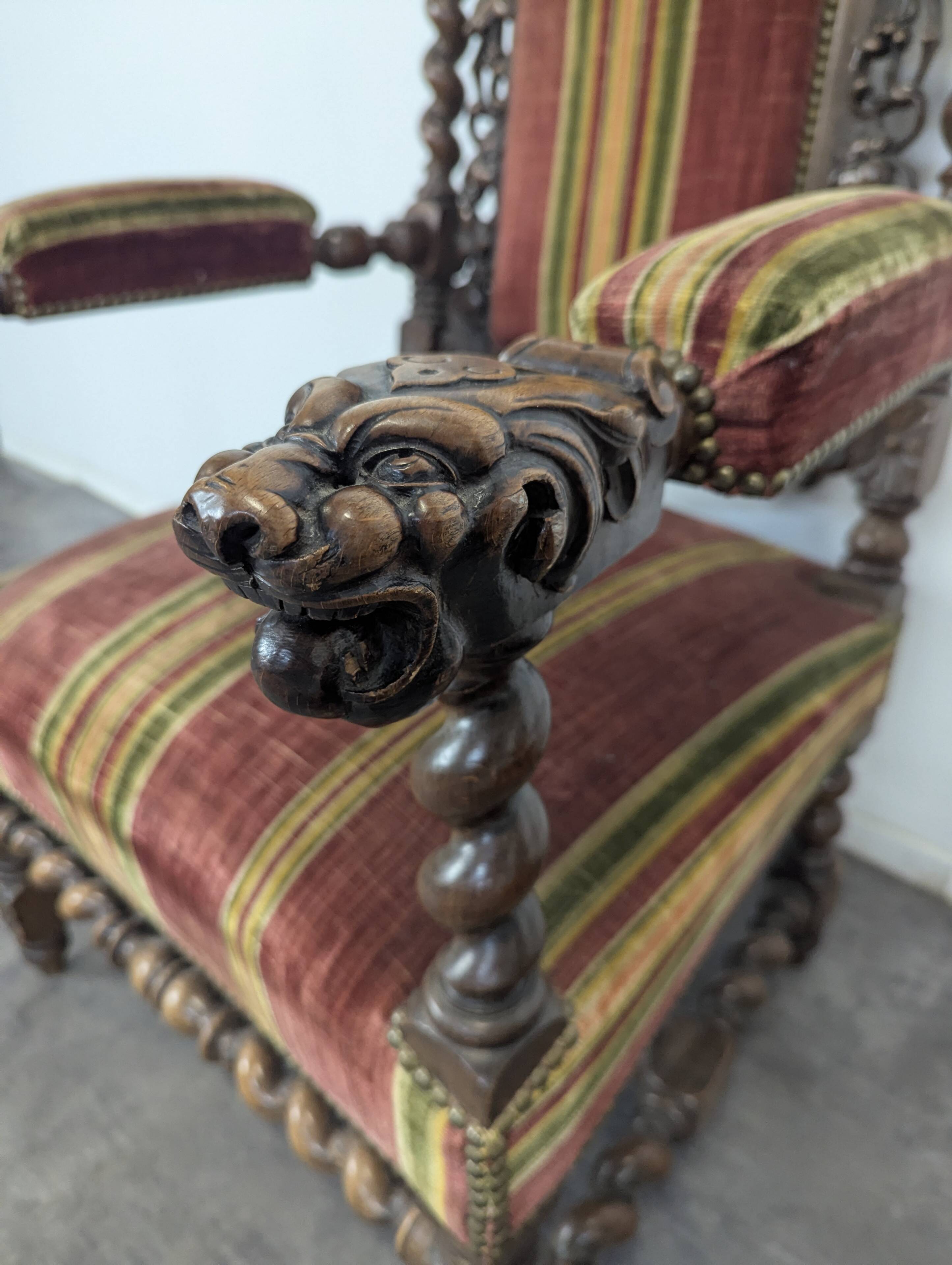 Paire de fauteuil de style Louis XIII style château