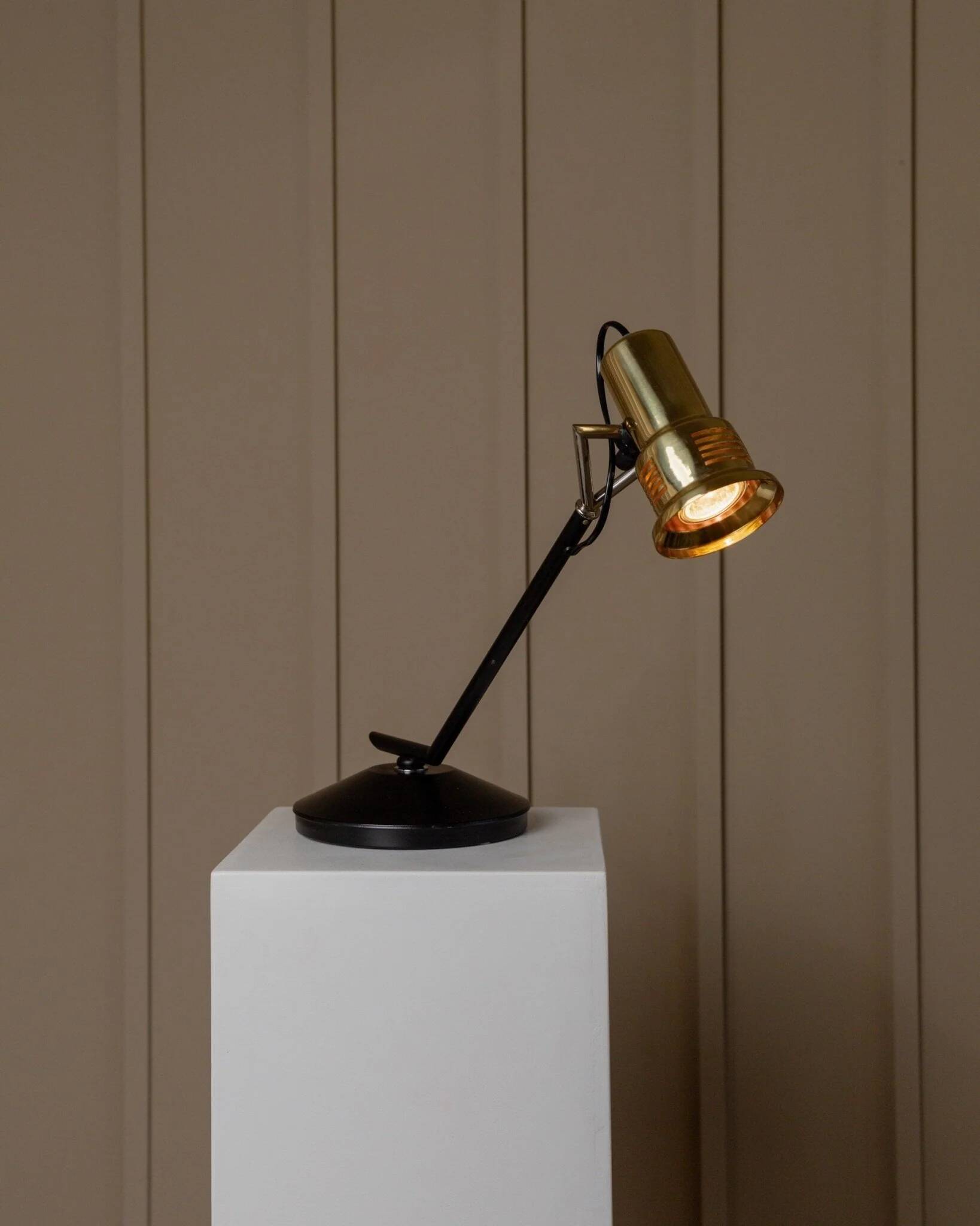 Vintage metal table lamp in Hollywood Regency style, black base with brass shade by Gigidi Iluminazione, 80s