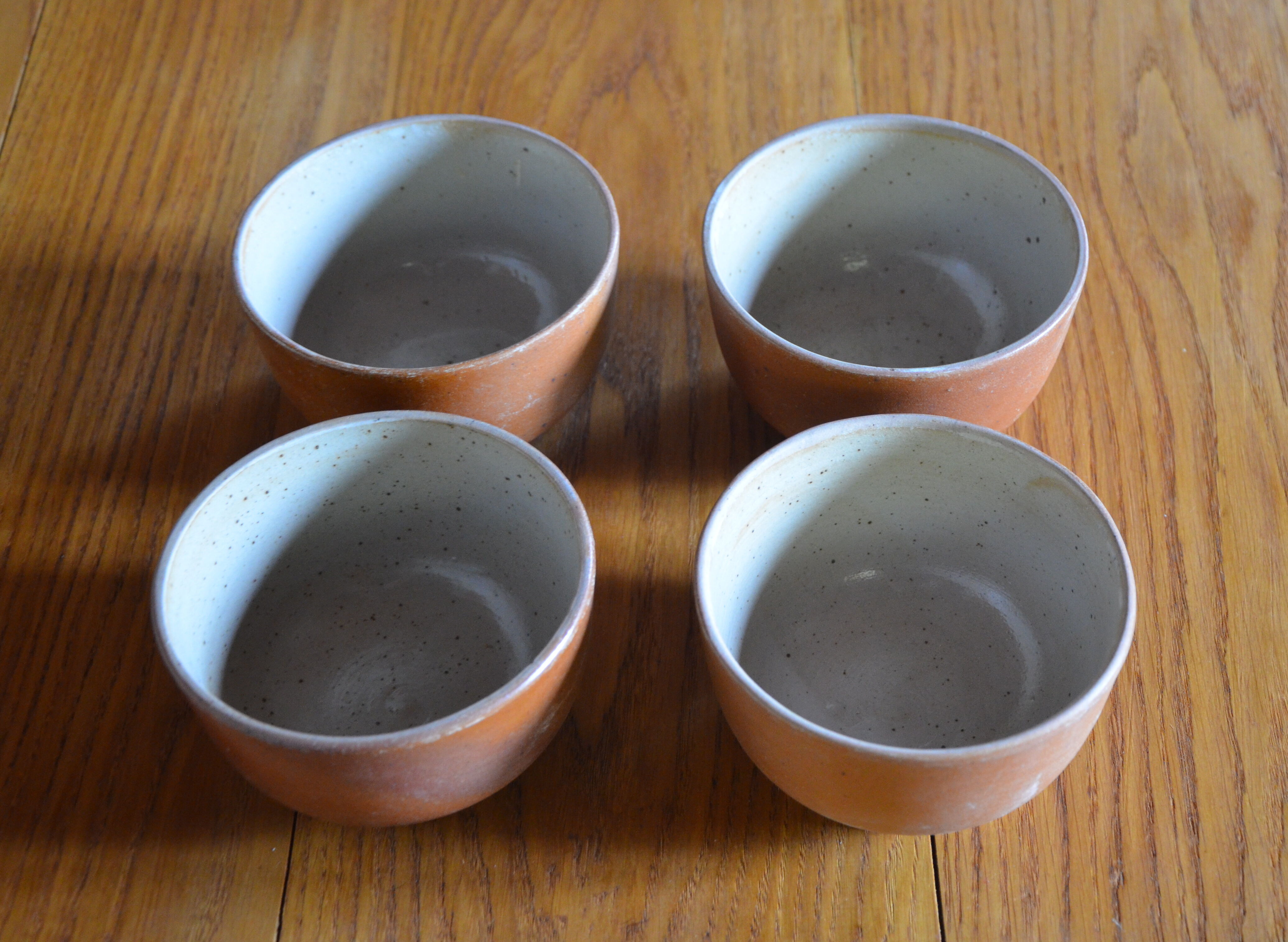 Lot of 4 bowls in sandstone and shiny grey inside
