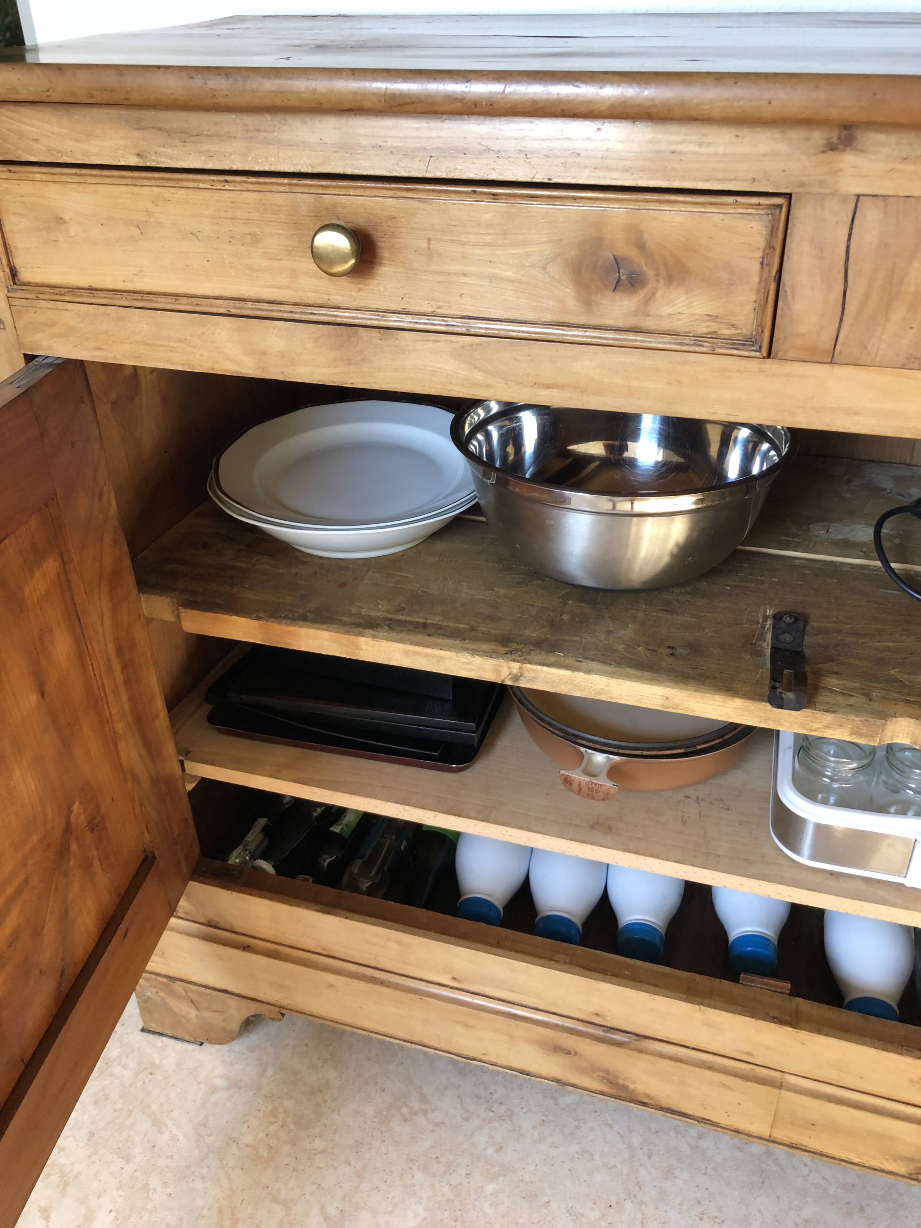 Buffet ancien en noyer blond
