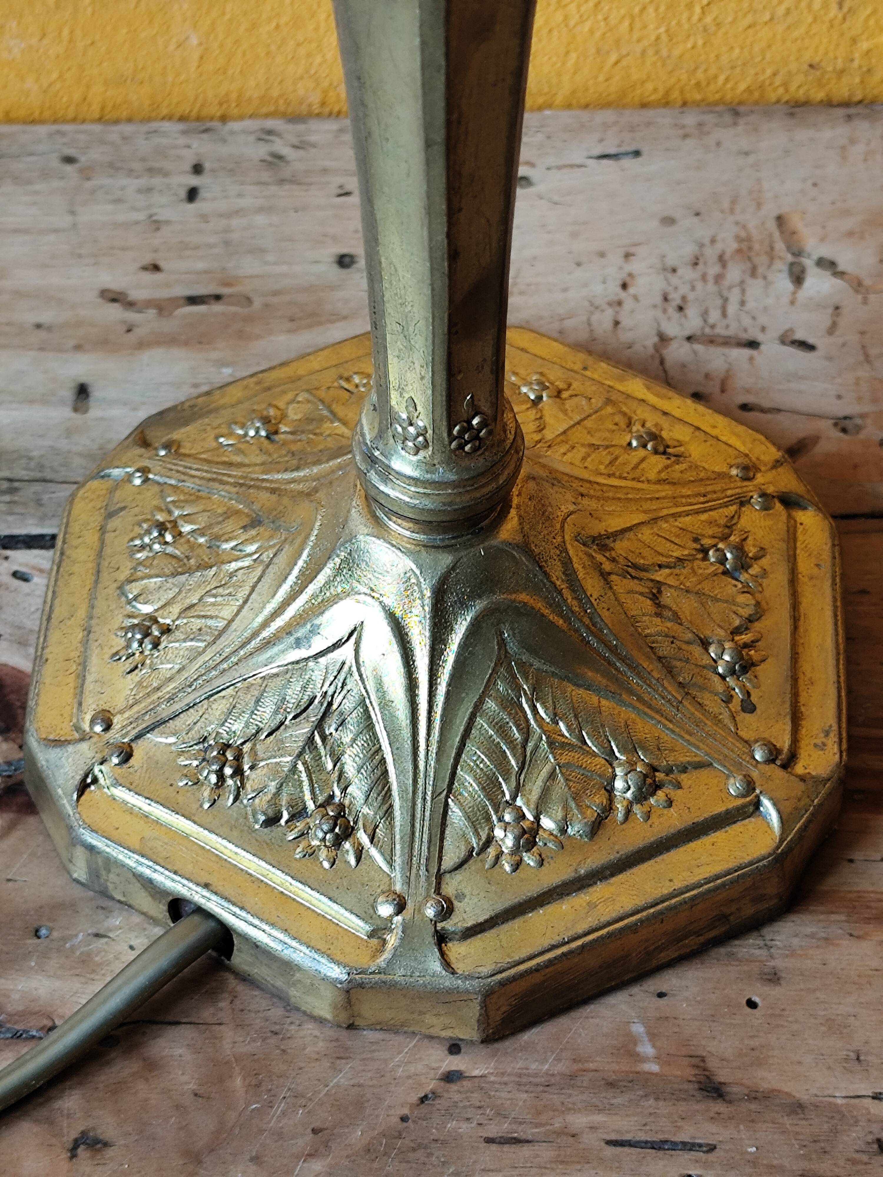 Lamp with a 19th-century chiseled bronze base and antique glass shade