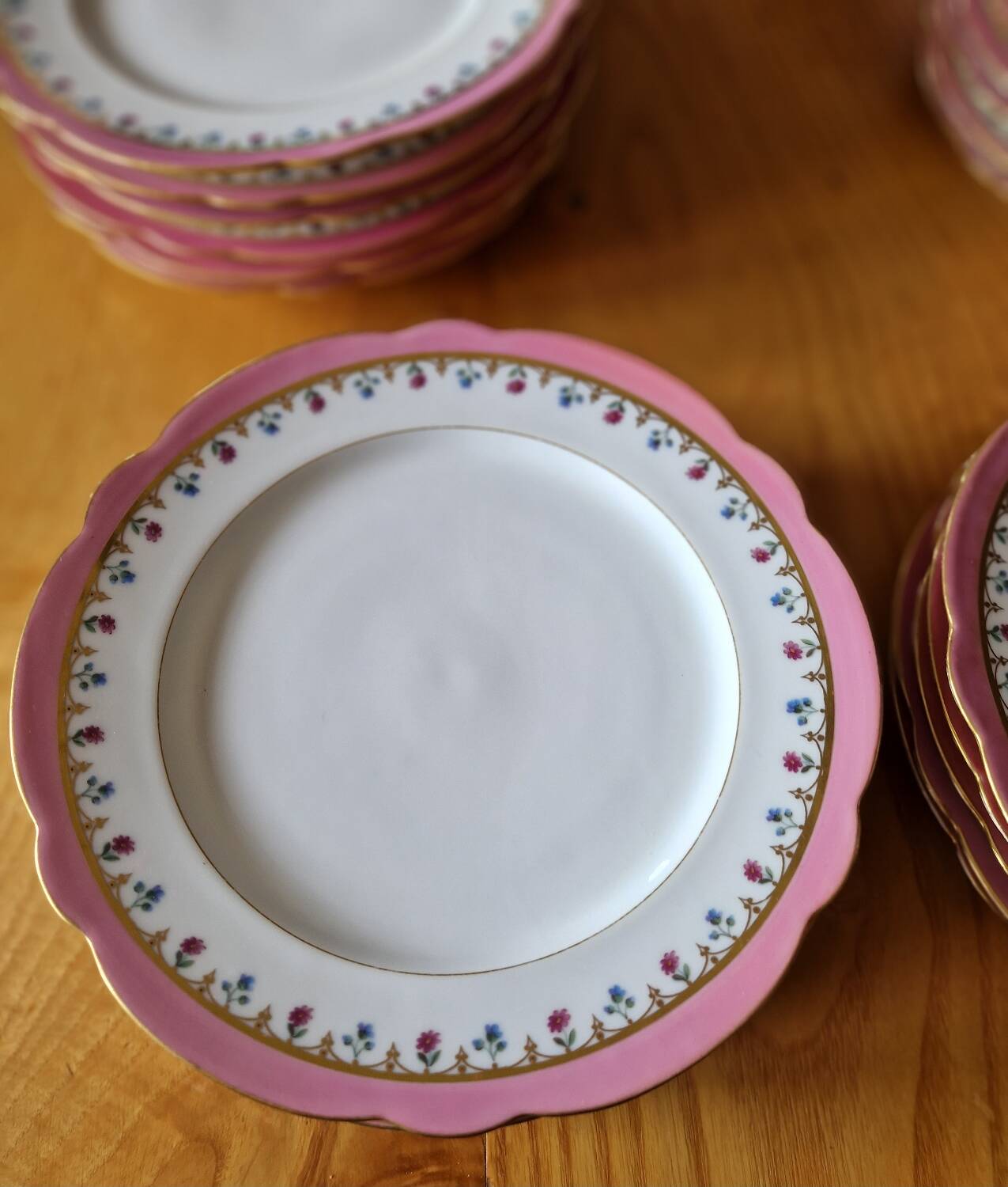 25-piece porcelain dinner service