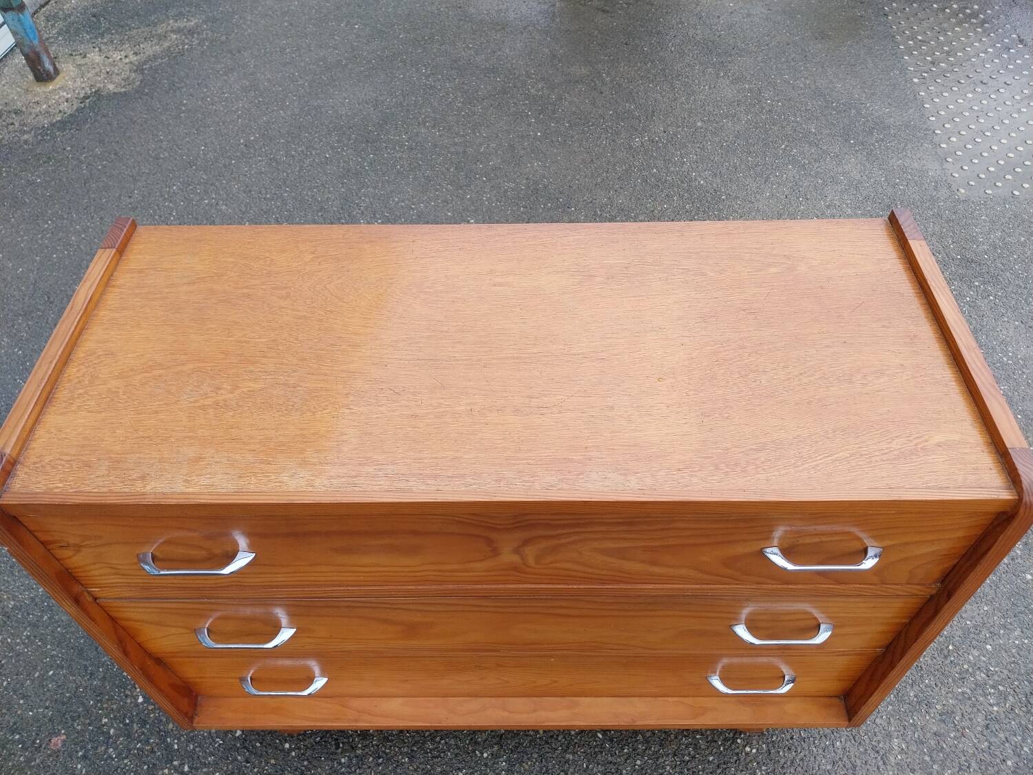 Compass feet chest of drawers