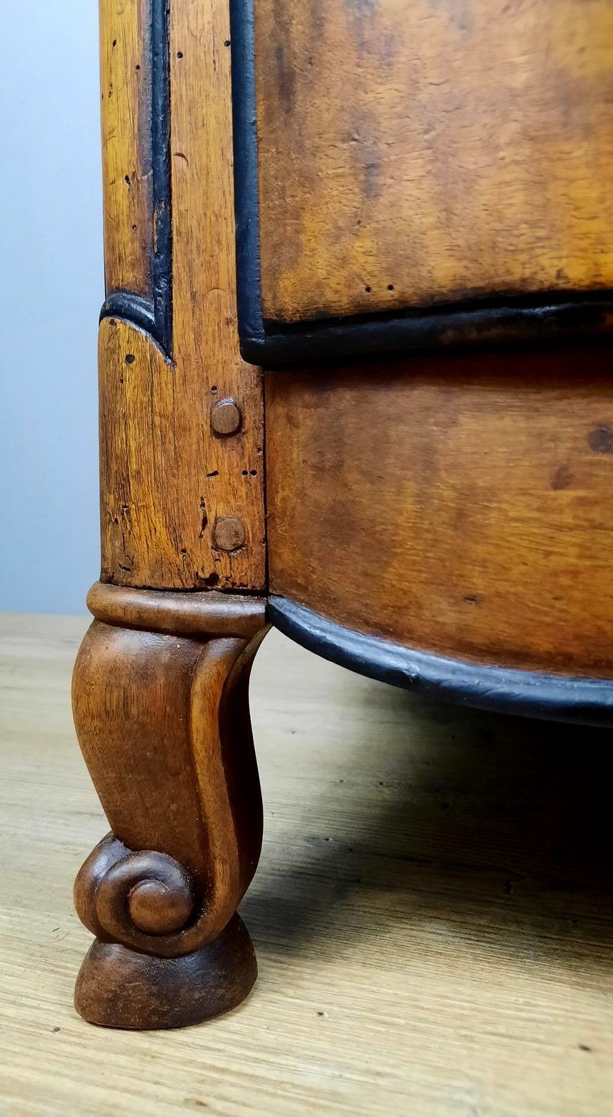 Chest of drawers crossbow louis XV in walnut XVIII th around 1750