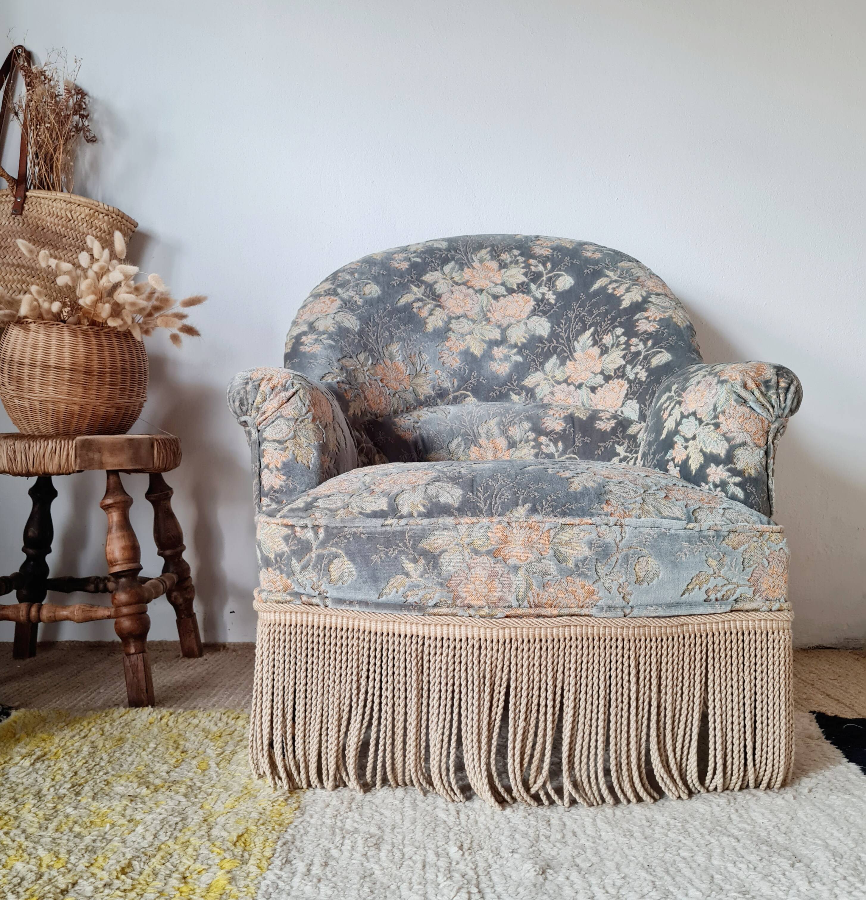 Fauteuil crapaud ancien velours fleuri avec franges