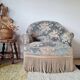 Fauteuil crapaud ancien velours fleuri avec franges