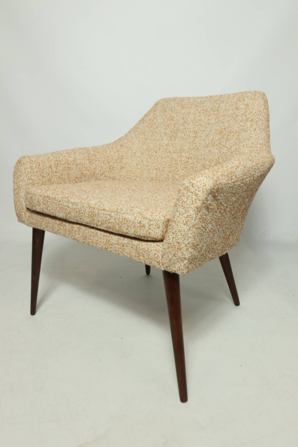 Modern fauteuil en bois orange polka dot bouclé tissus 1960 cocktail fauteuil de salon