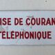 Plaque émaillée ancienne Prise de courant téléphonique blanche