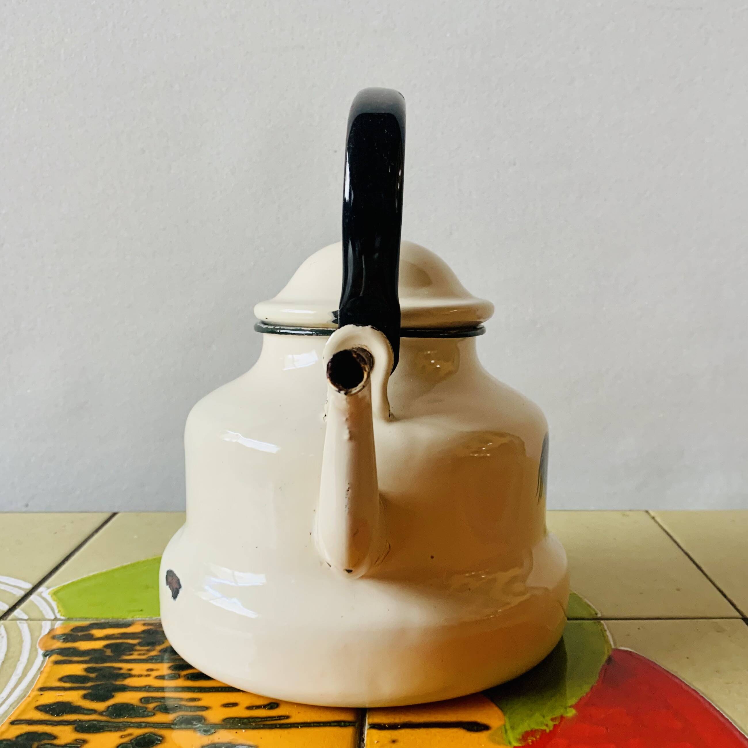 Vintage enameled sheet metal kettle - rooster decor